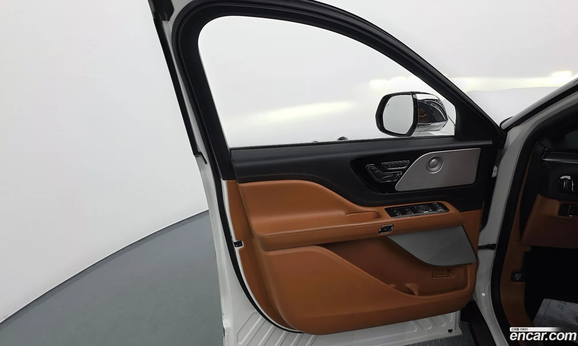 Lincoln Aviator 2020 5LM5J9XC2LGL33134 — 37