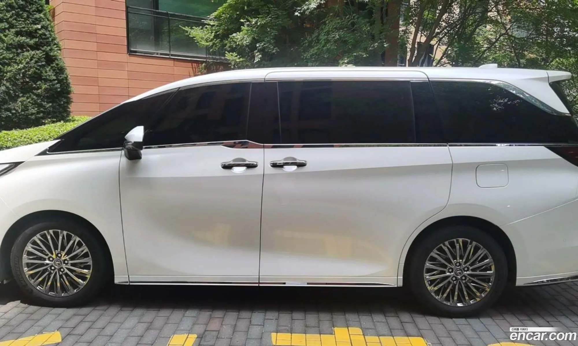 Lexus LM 2024 — 4