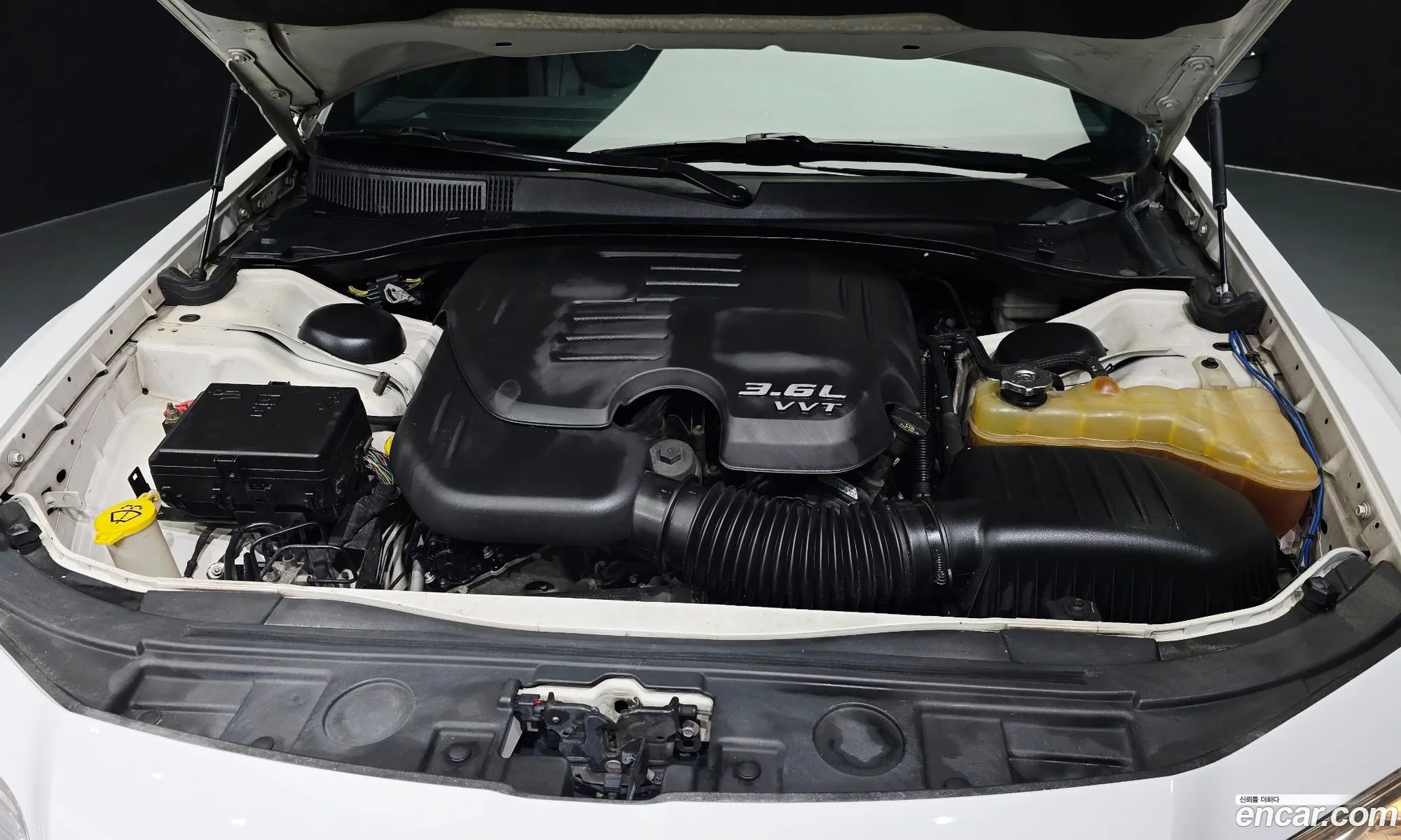 Chrysler 300C 2011 2C3CA6CG4BH538774 — 8