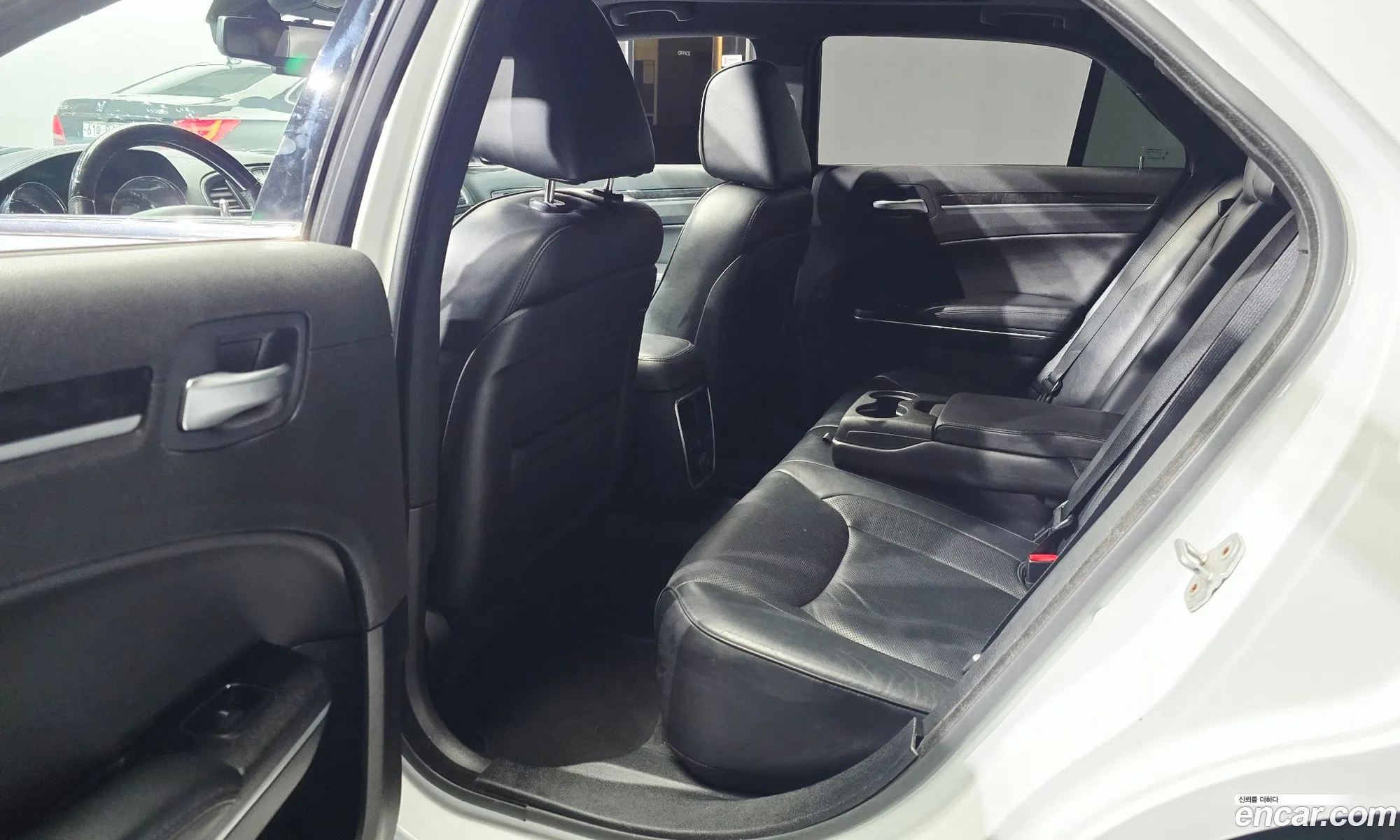 Chrysler 300C 2011 2C3CA6CG4BH538774 — 13