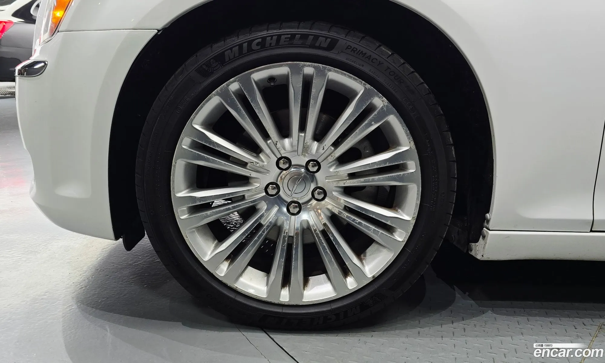 Chrysler 300C 2011 2C3CA6CG4BH538774 — 16