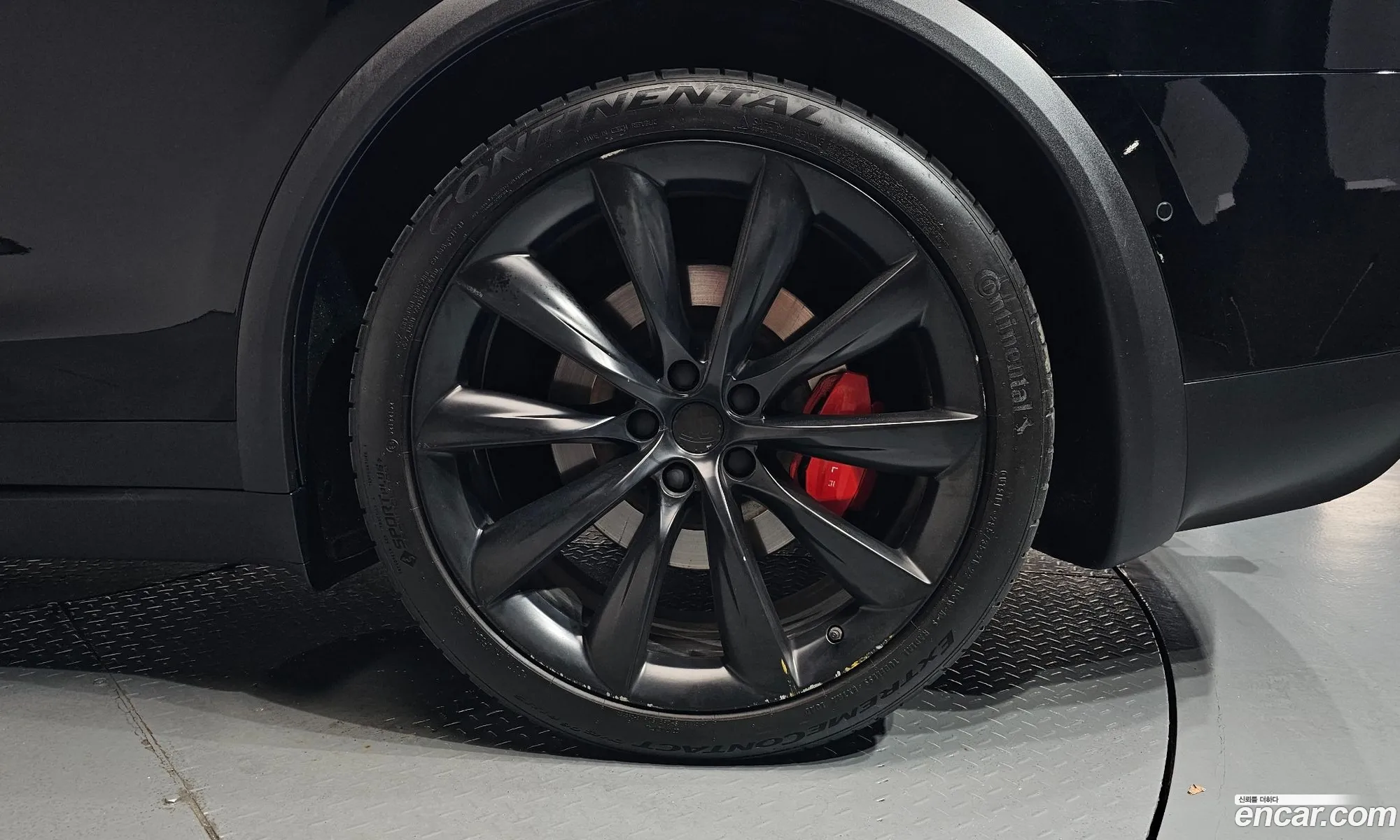 Tesla Model X 2020 — 28
