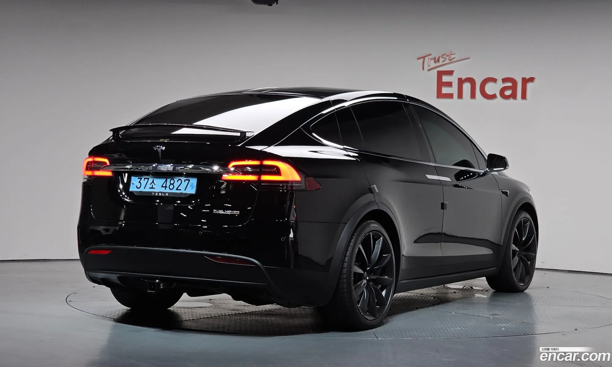 Tesla Model X 2020 — 16