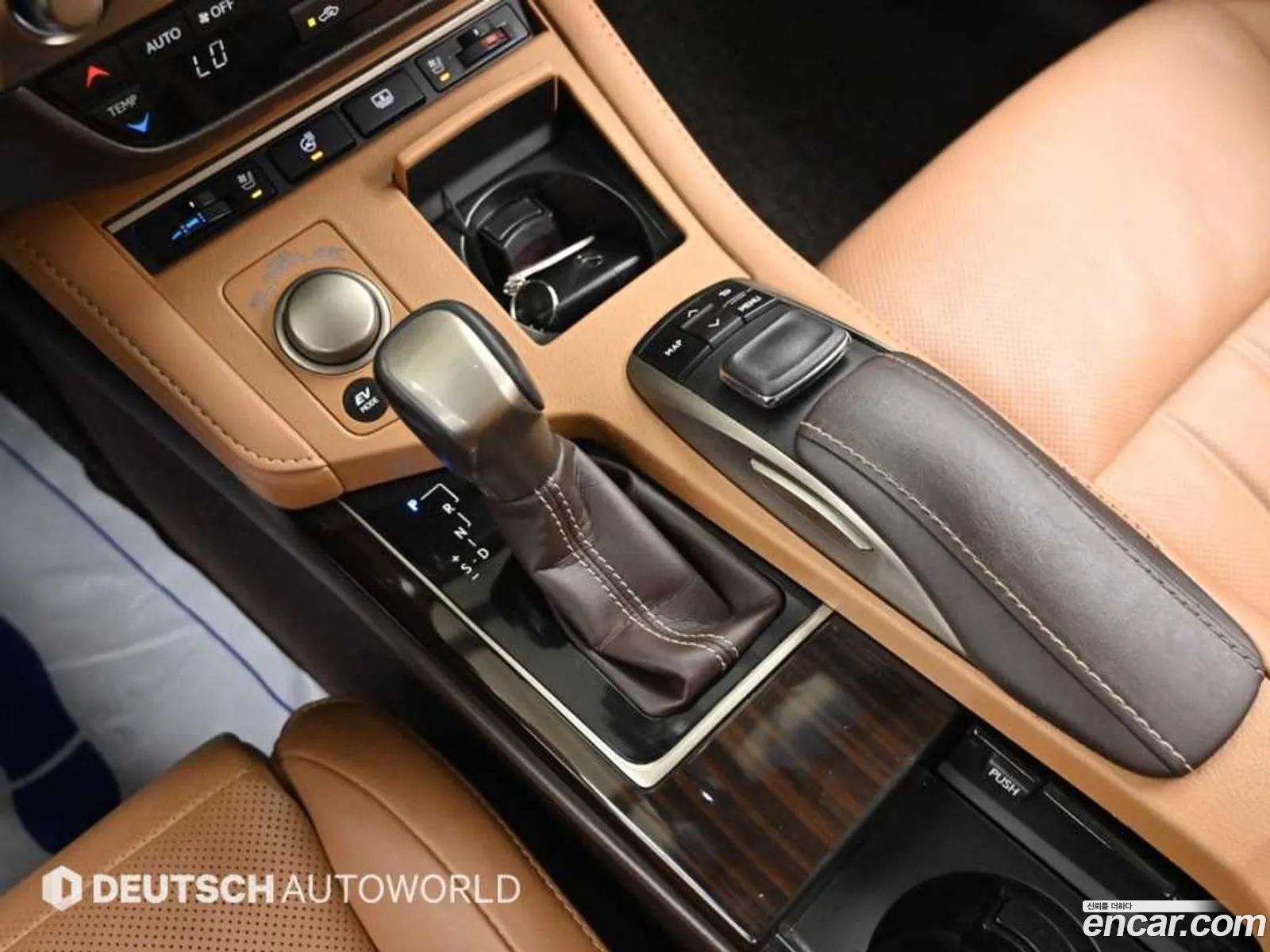 Lexus ES300h 2018 — 11
