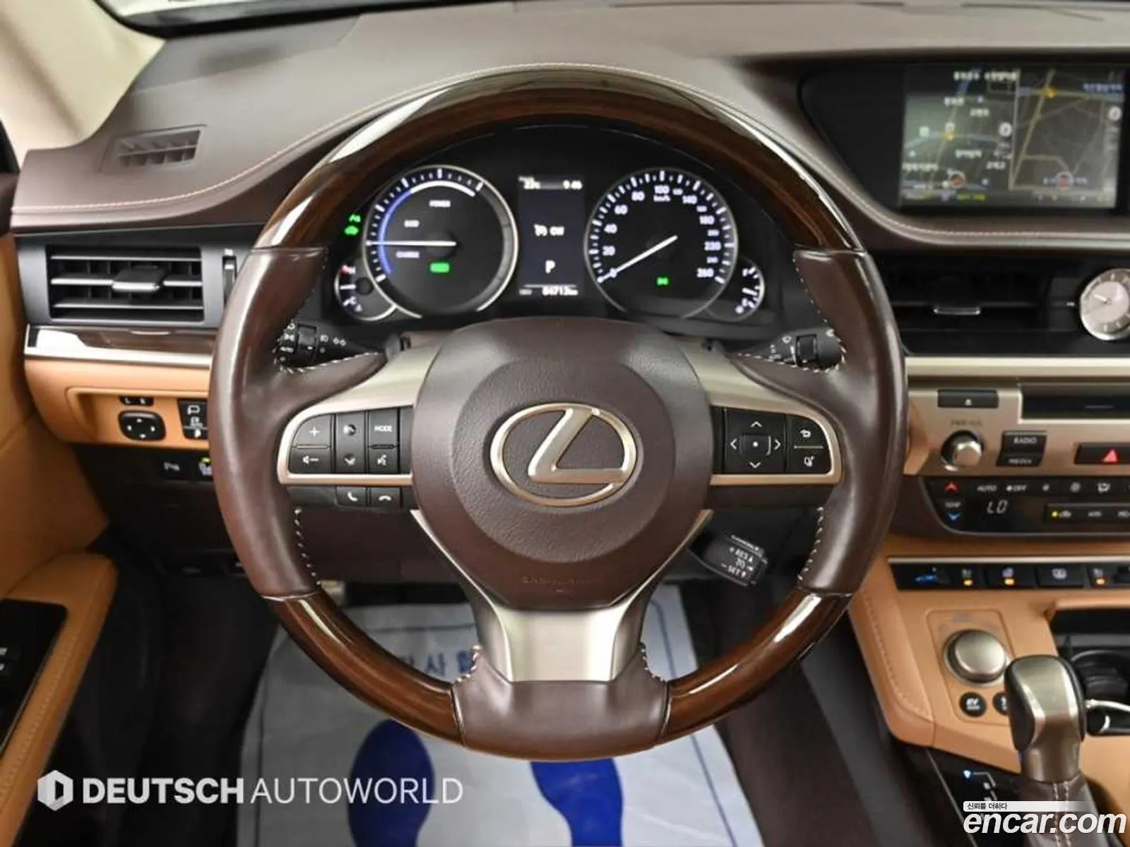 Lexus ES300h 2018 — 16