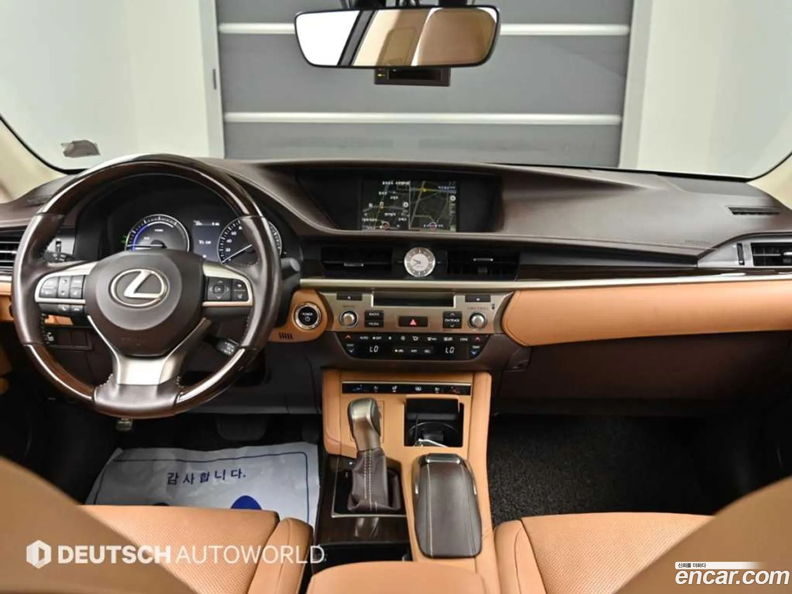 Lexus ES300h 2018 — 14