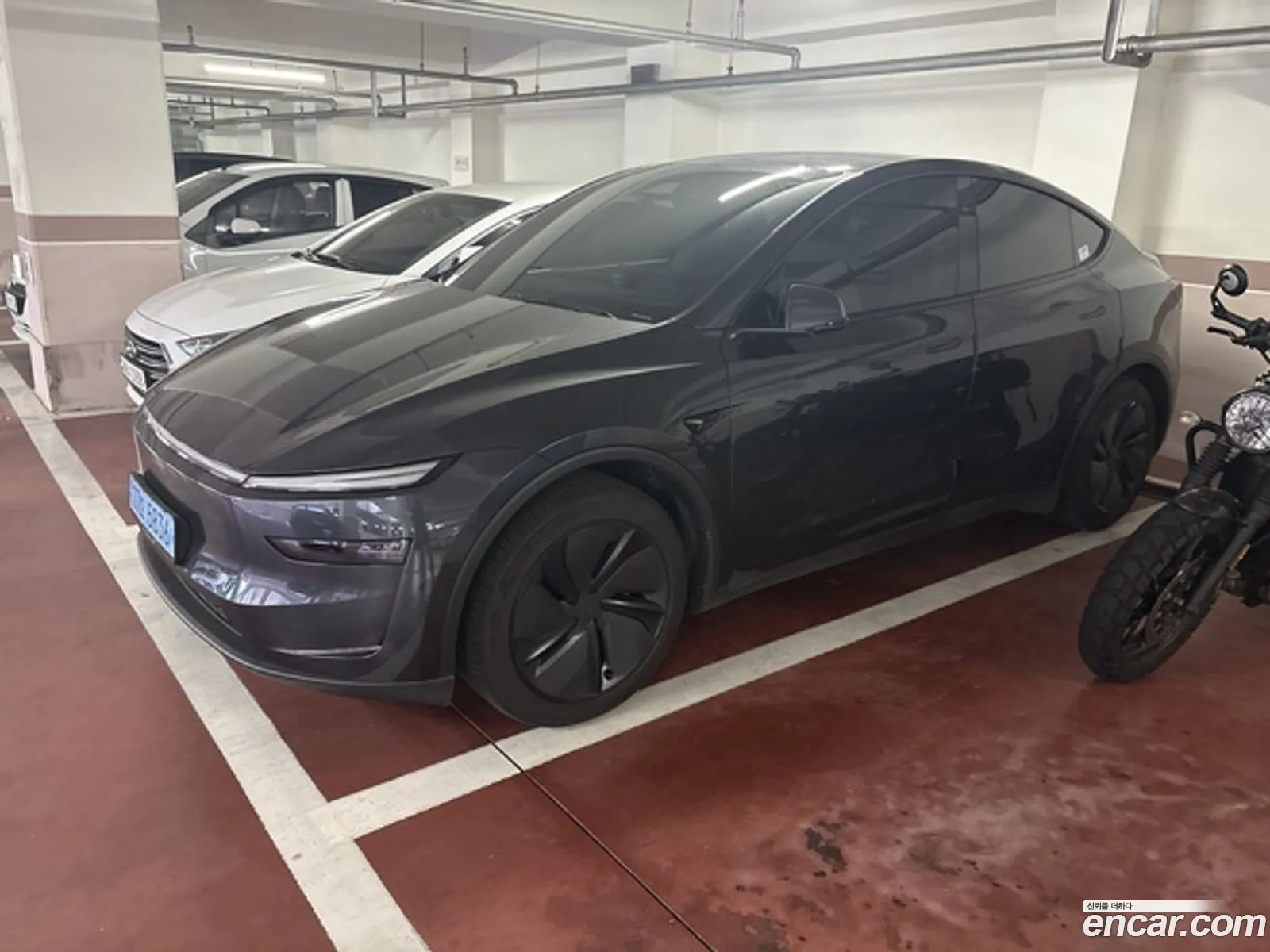 Tesla Model Y 2025 — 2