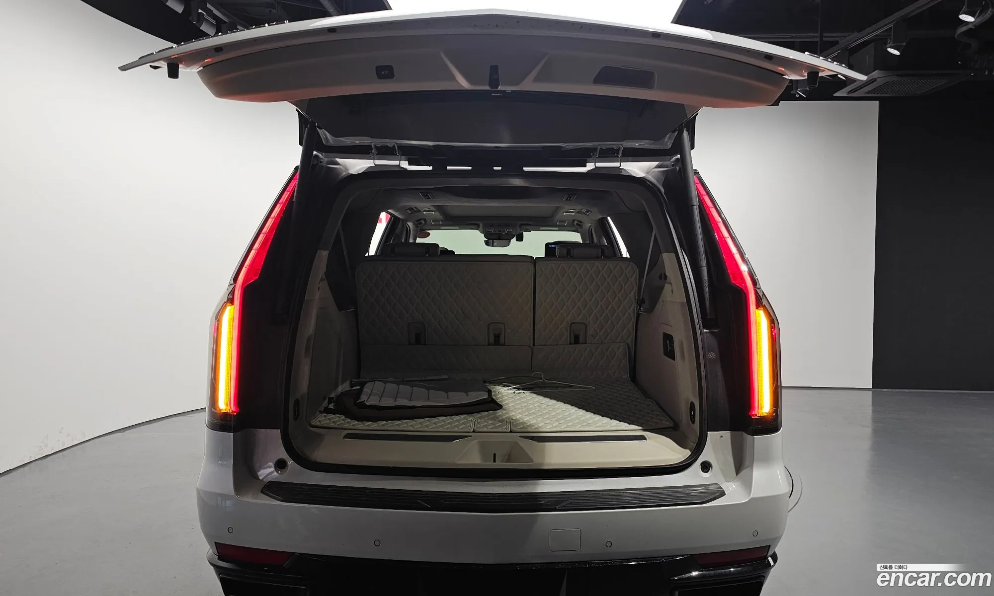 Cadillac Escalade 2023 — 32