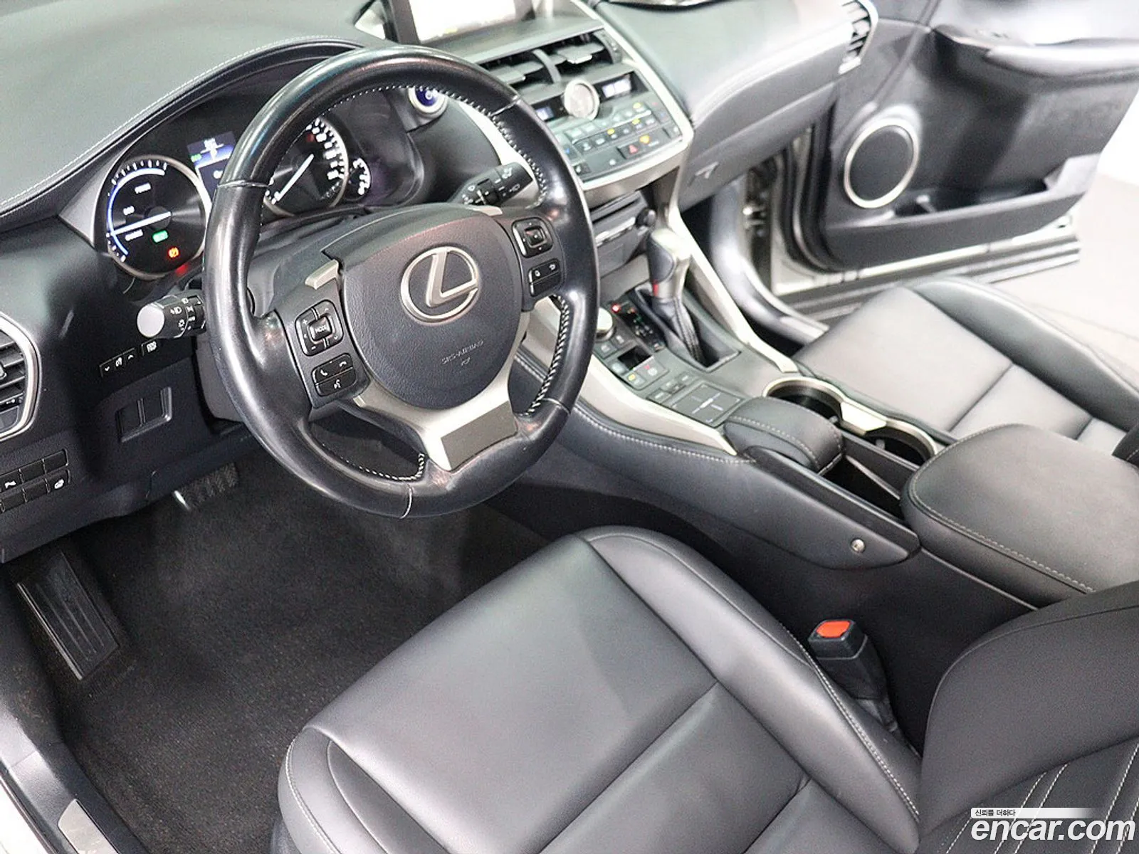 Lexus NX300h 2017 — 3