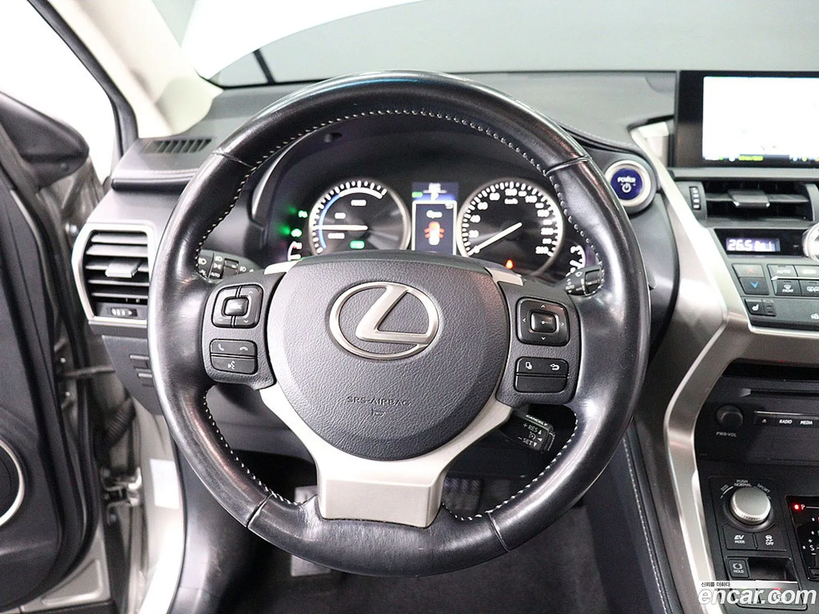 Lexus NX300h 2017 — 8