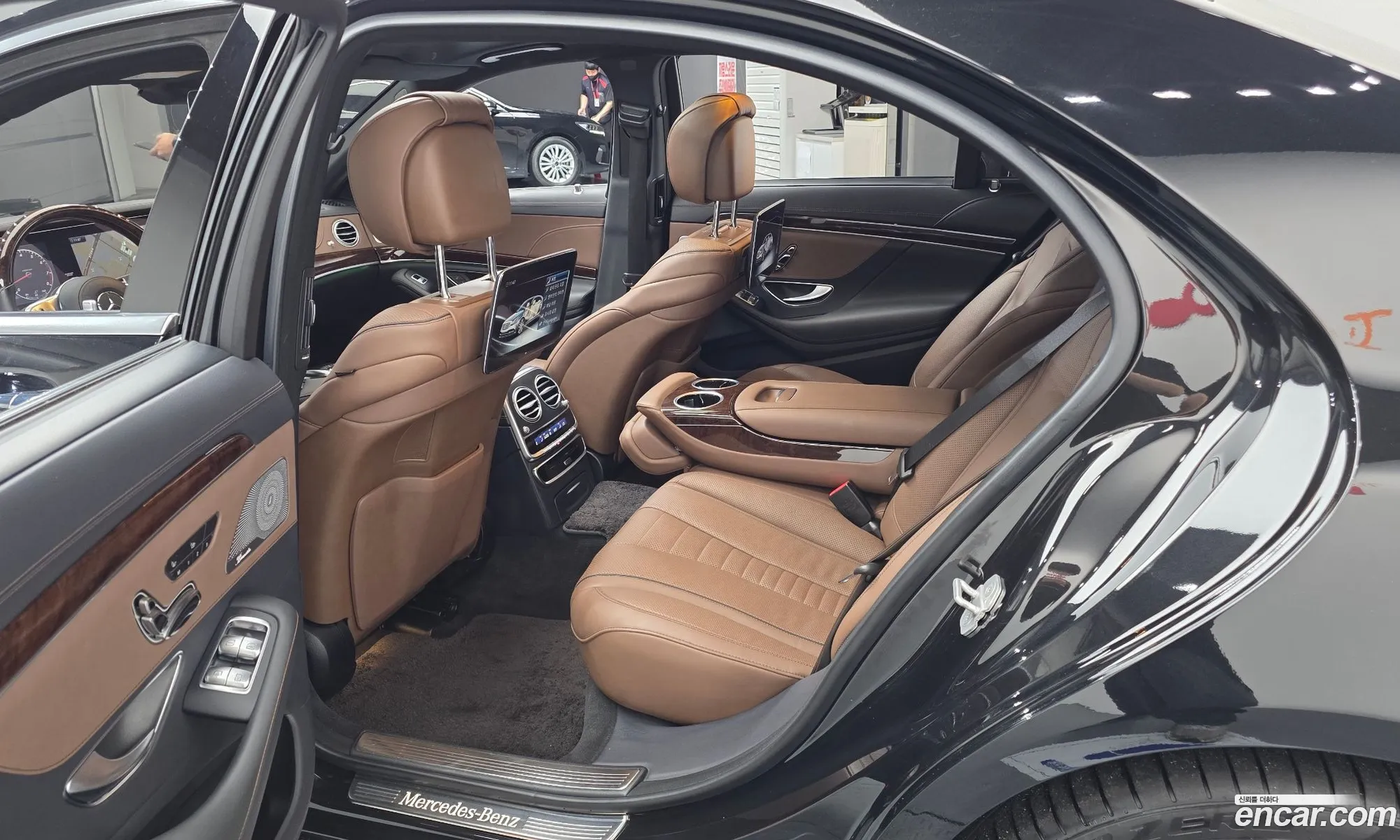 Mercedes-Benz S-Class W222 2017 WDDUG8GB7JA357955 — 23