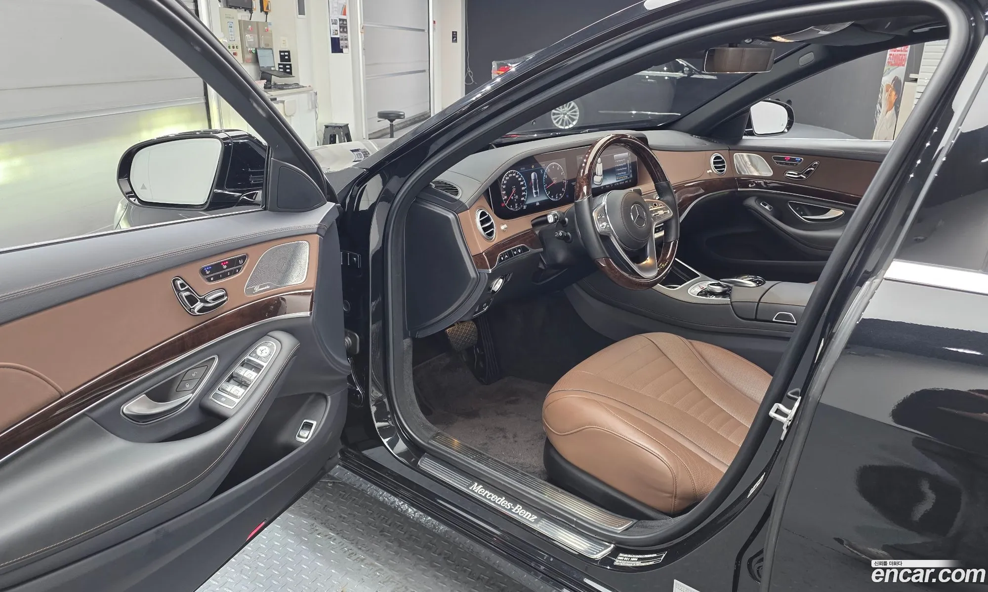 Mercedes-Benz S-Class W222 2017 WDDUG8GB7JA357955 — 32