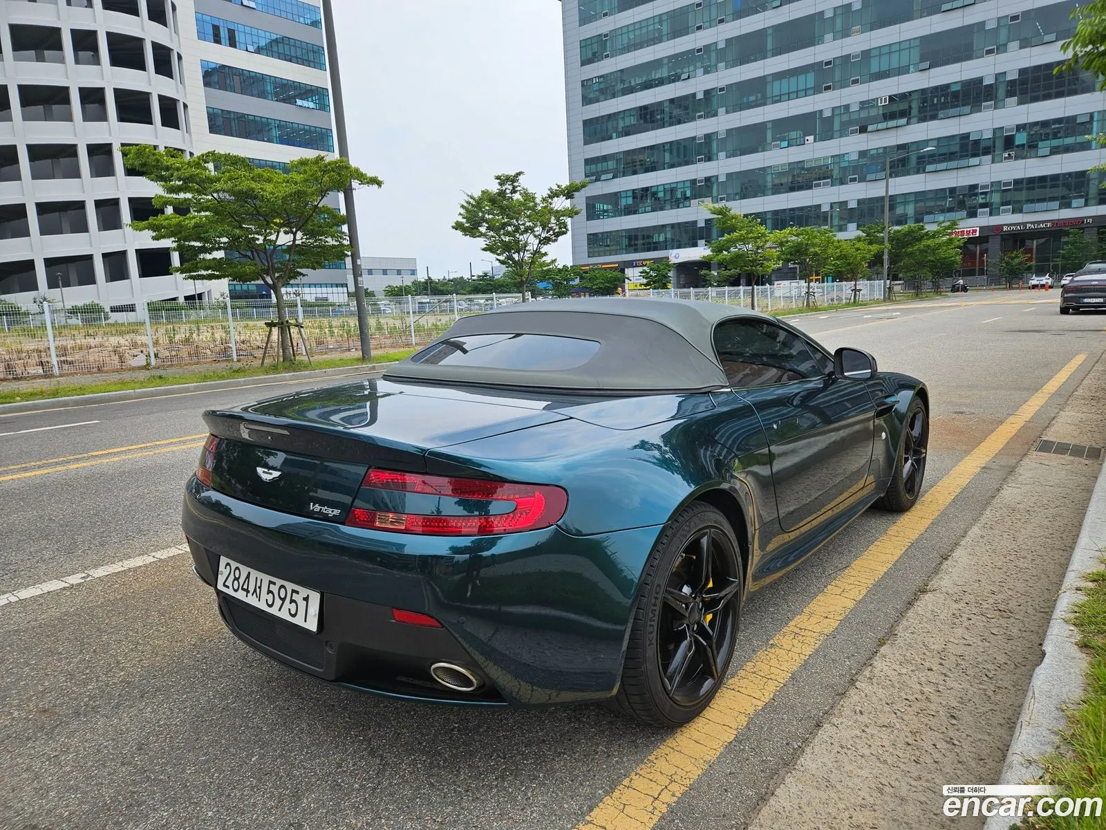 Aston Martin V8 Vantage 2016 — 8