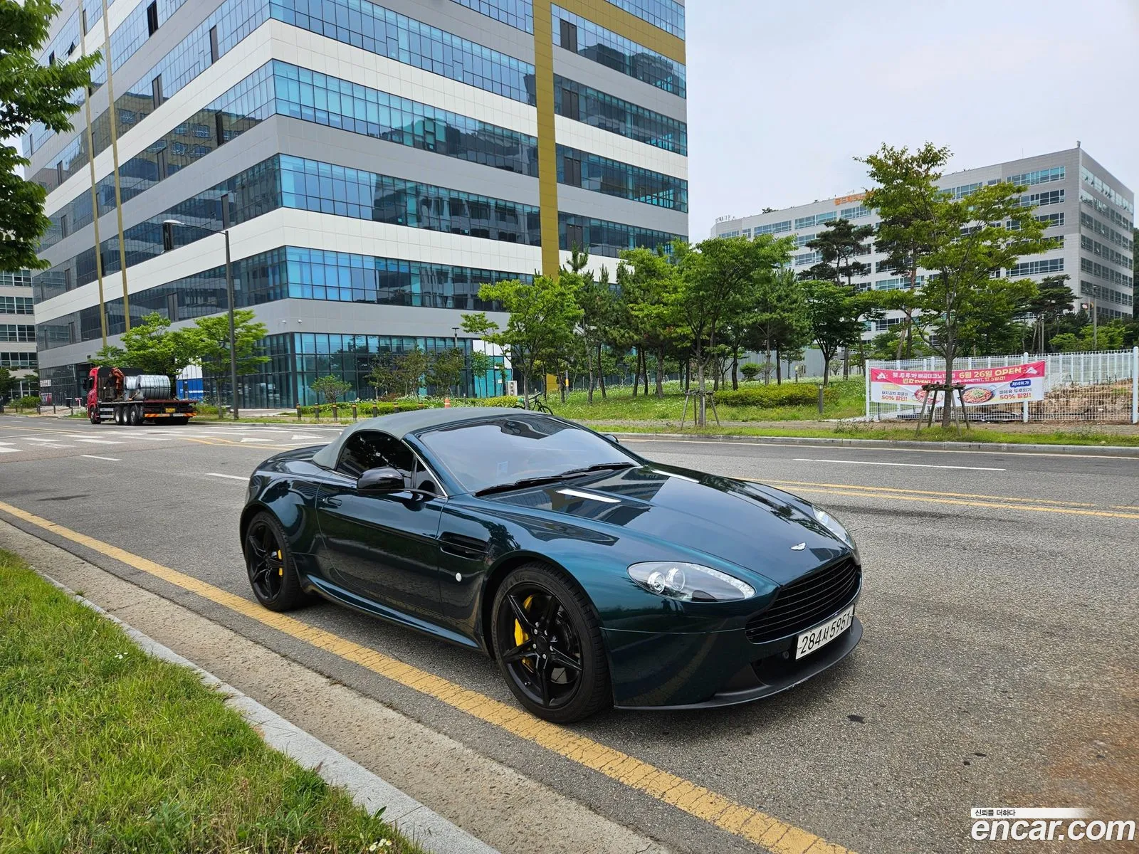 Aston Martin V8 Vantage 2016 — 11