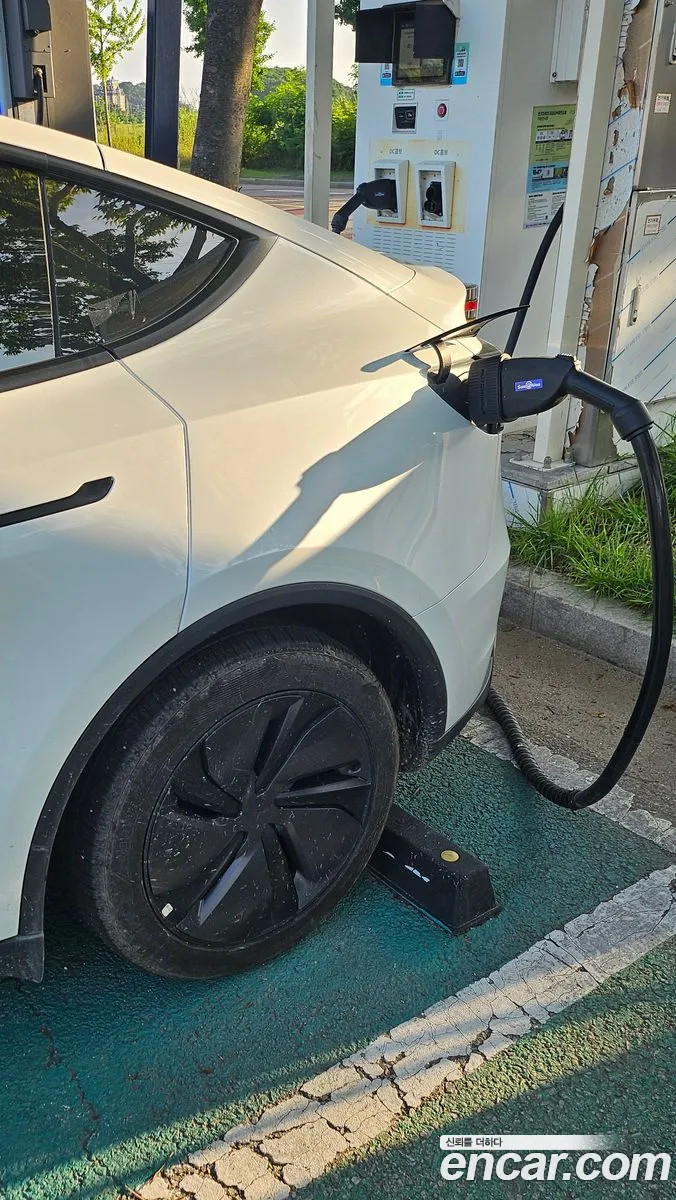 Tesla Model Y 2025 — 3