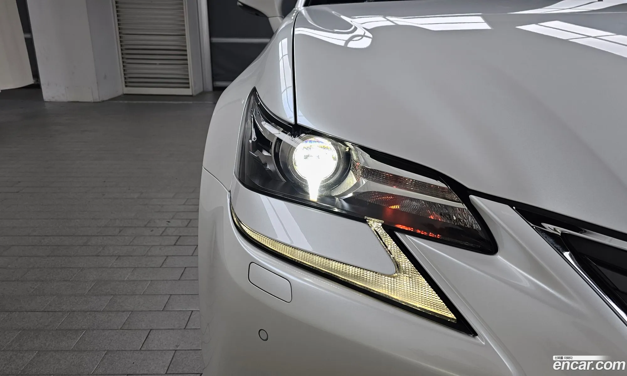 Lexus GS300 2018 JTHBA1BL2JA006945 — 4
