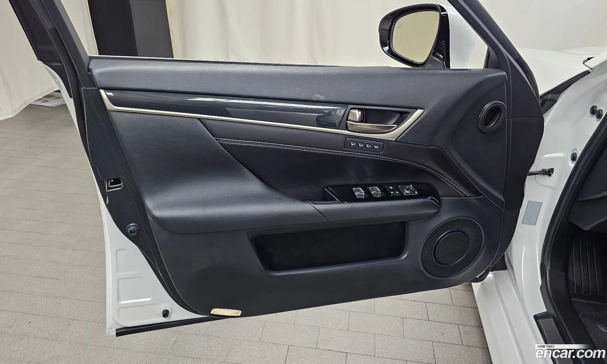 Lexus GS300 2018 JTHBA1BL2JA006945 — 30