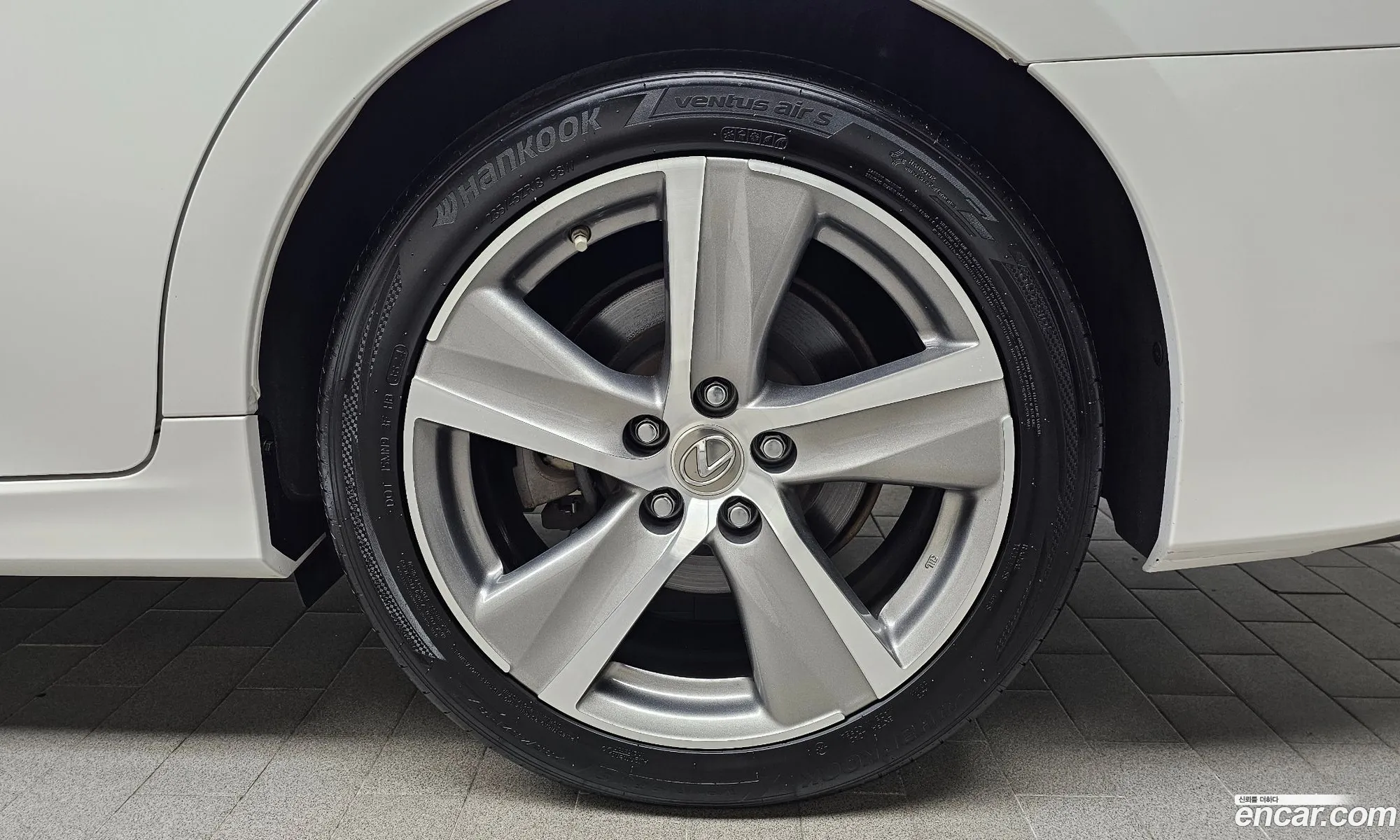 Lexus GS300 2018 JTHBA1BL2JA006945 — 29