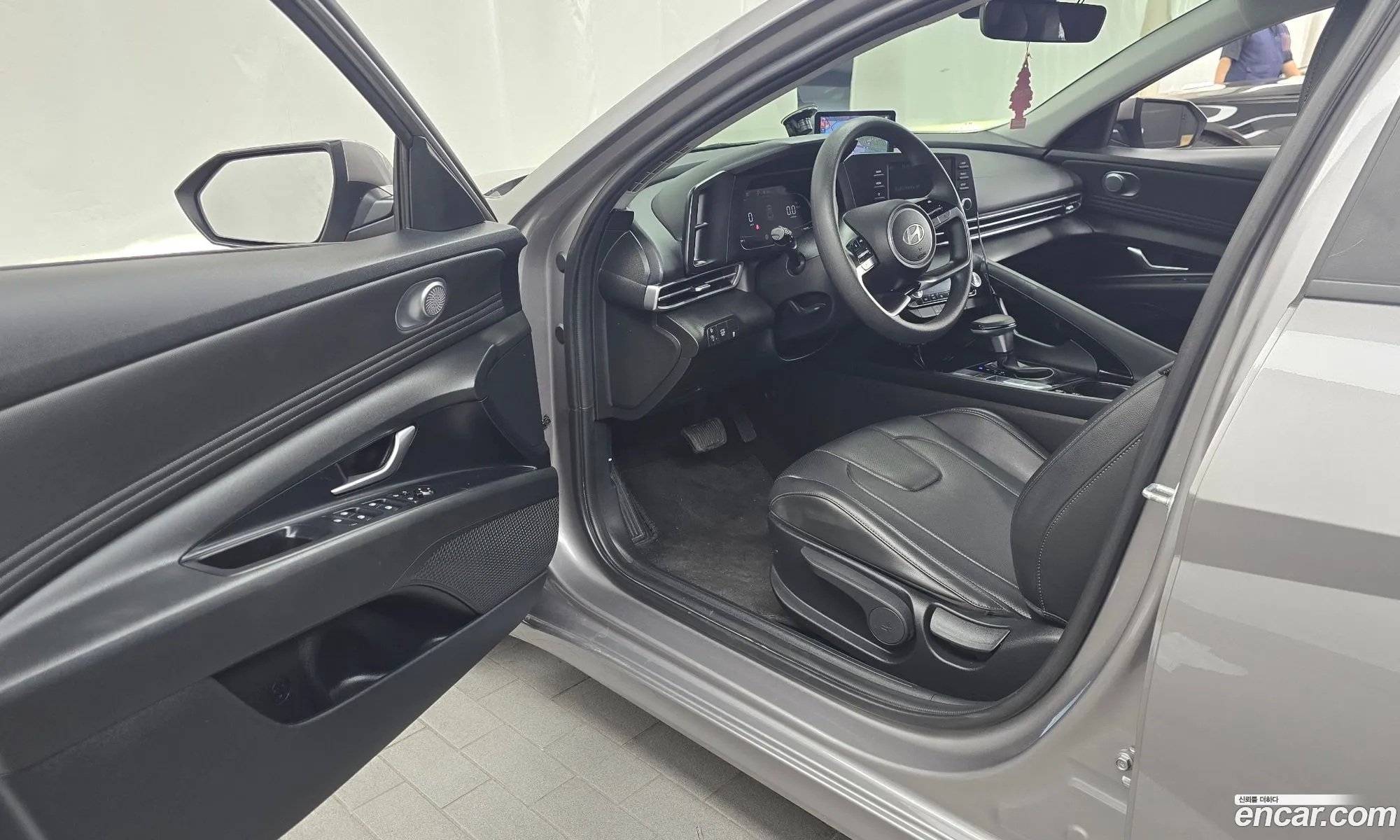 Hyundai Elantra Hybrid 2023 — 26