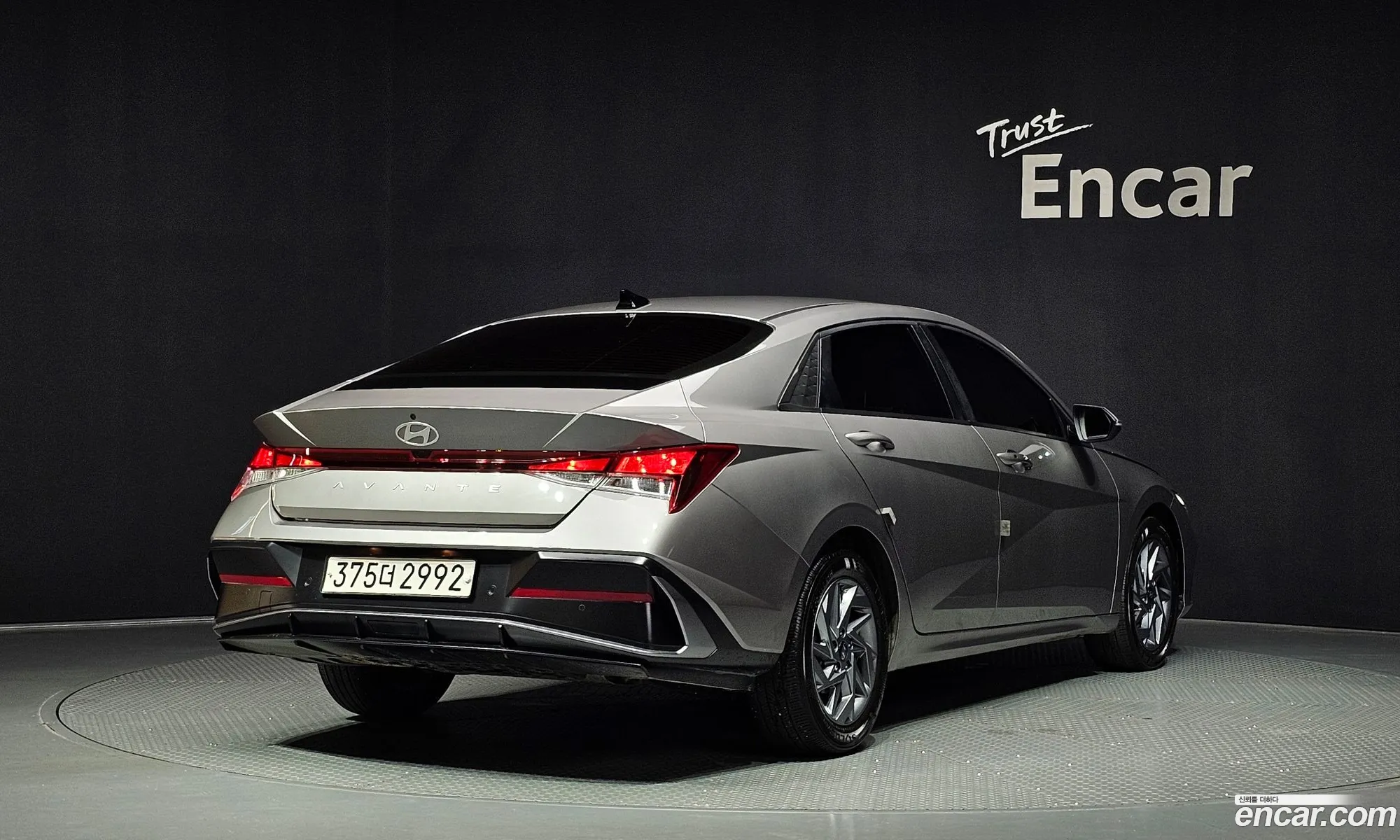 Hyundai Elantra Hybrid 2023 — 18