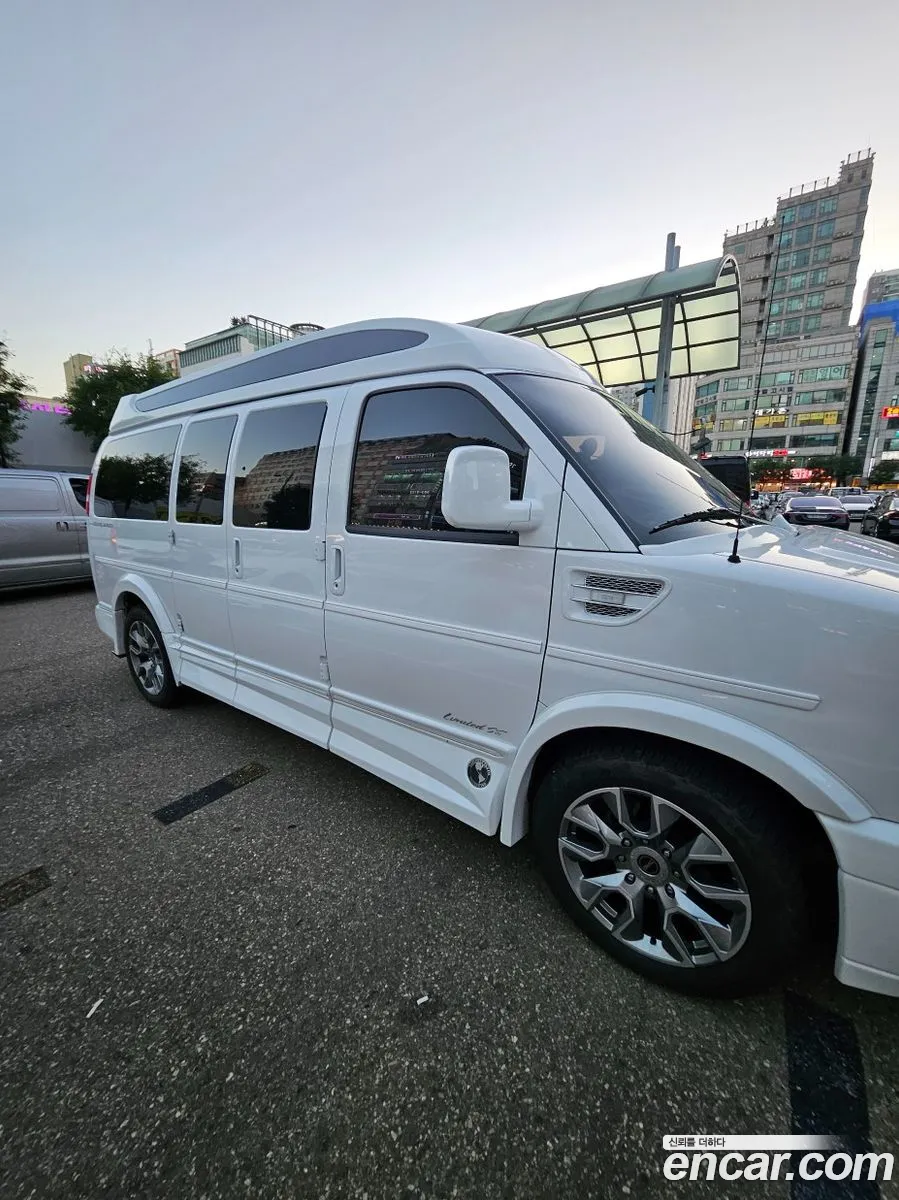 GMC Savana 2023 — 9