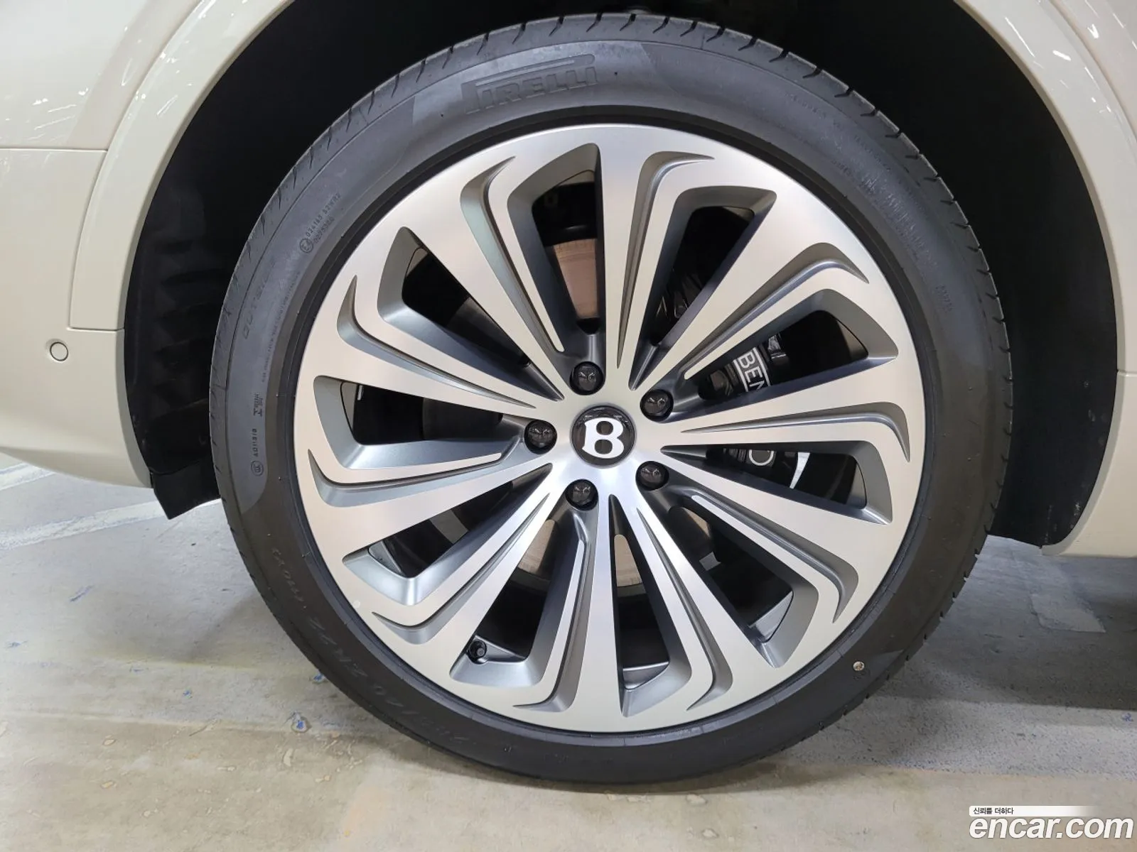 Bentley Bentayga 2026 — 17