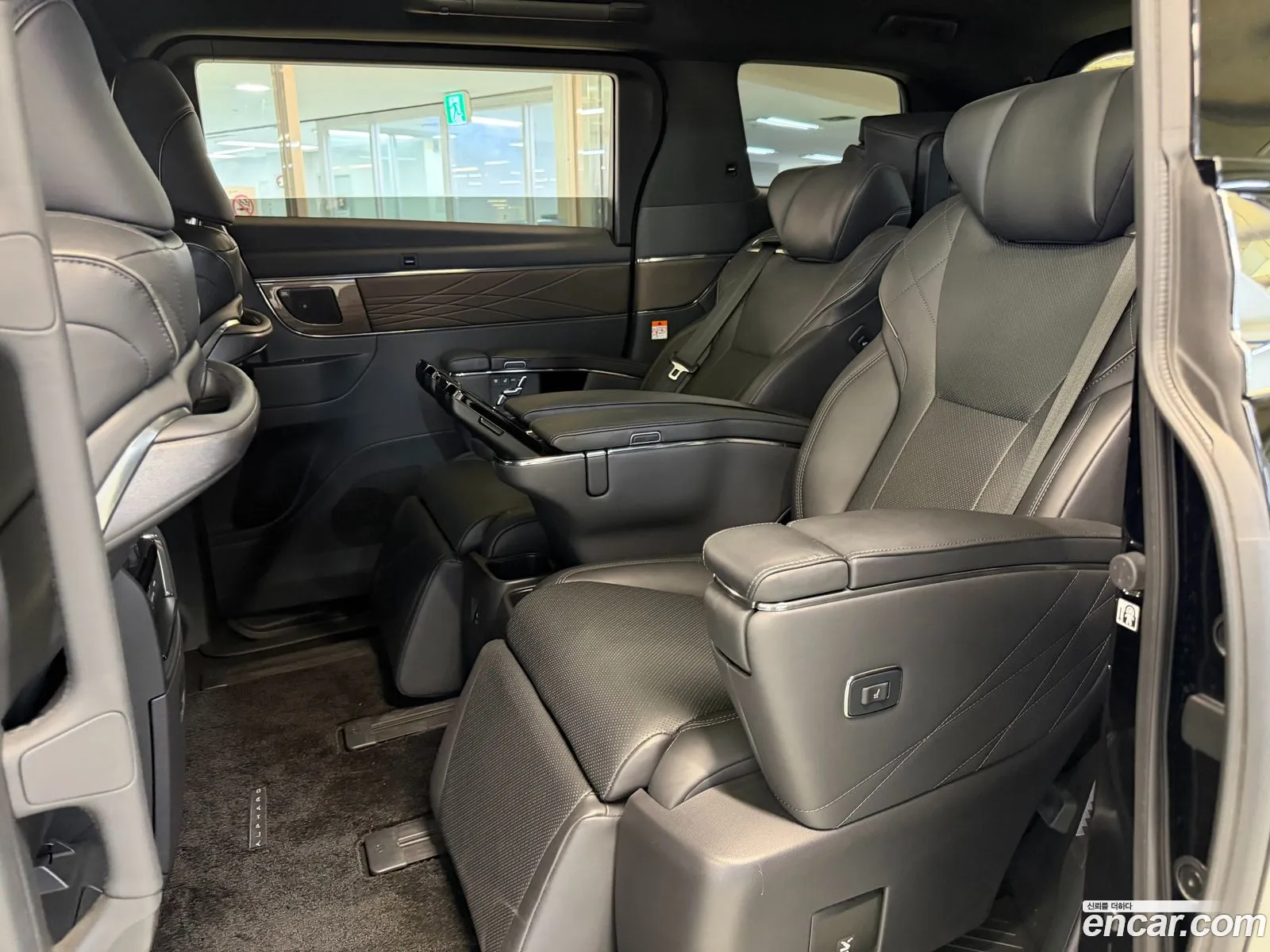 Toyota Alphard 2023 — 12
