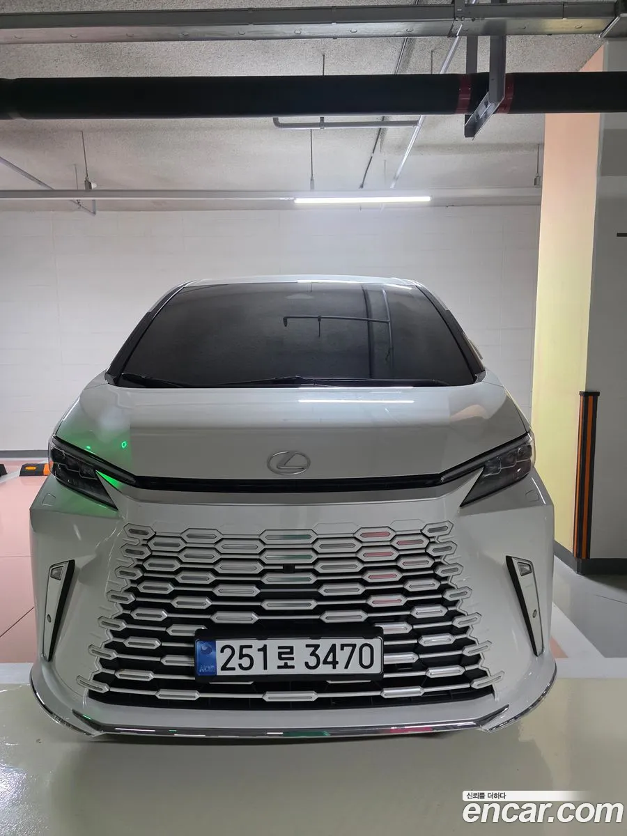 Lexus LM