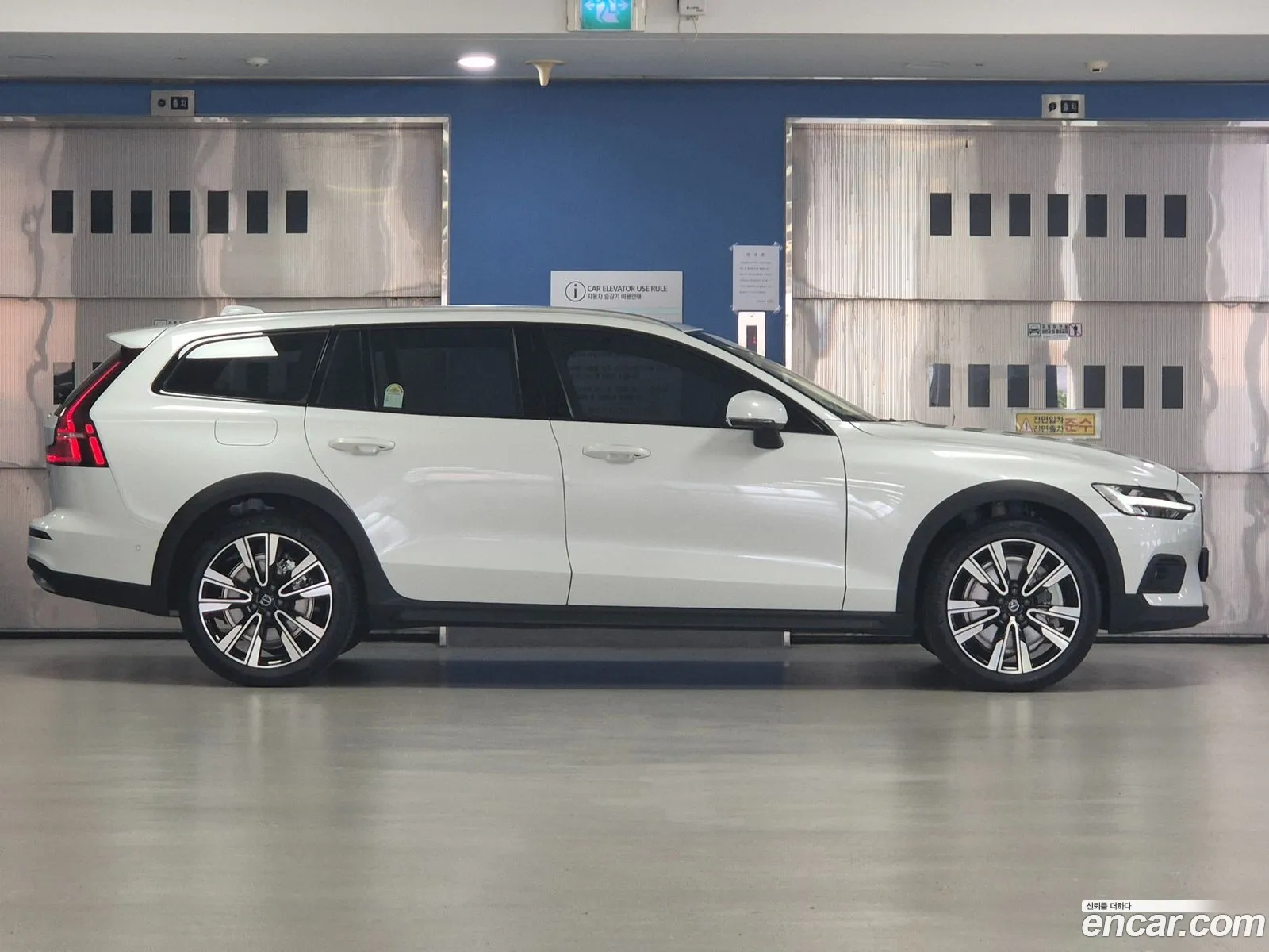 Volvo V60 Cross Country 2025 — 6