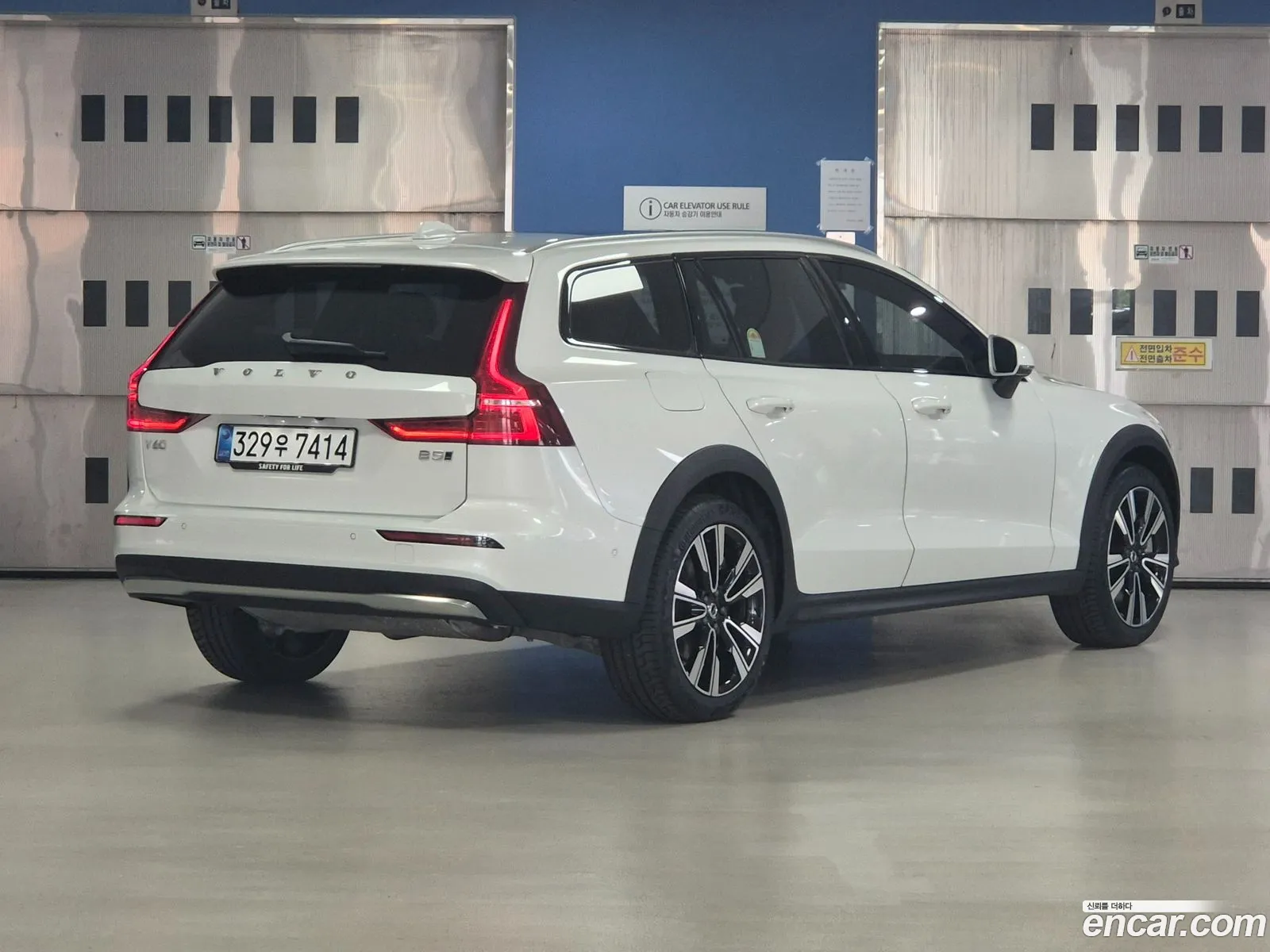Volvo V60 Cross Country 2025 — 17