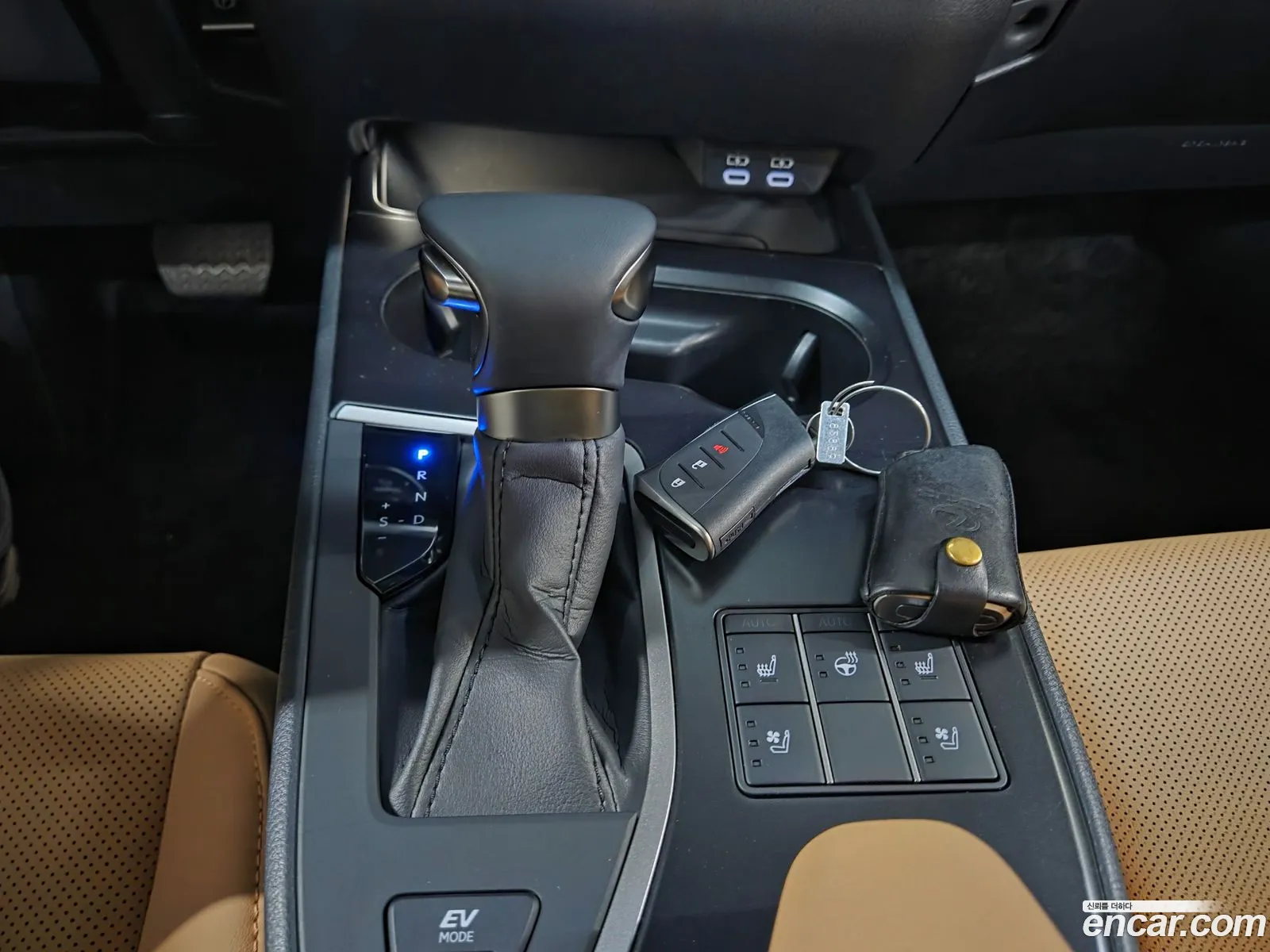 Lexus UX250h 2023 — 12