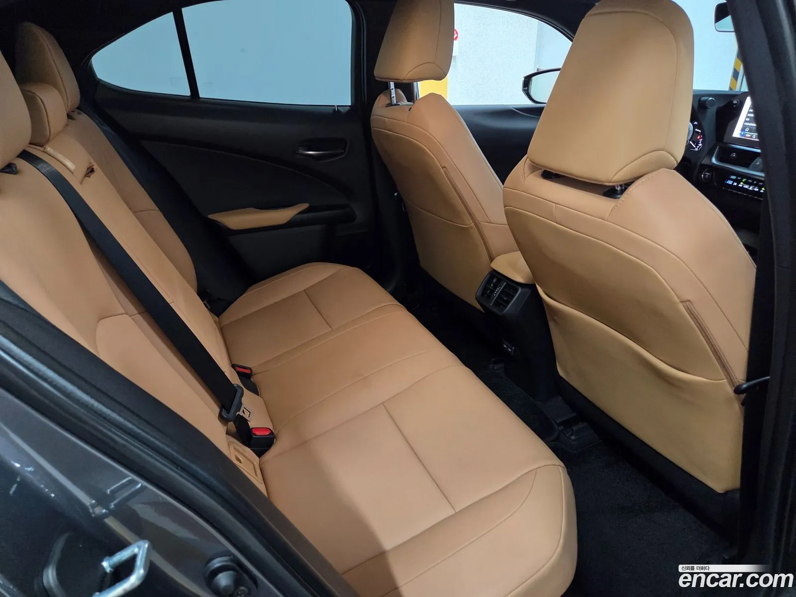 Lexus UX250h 2023 — 17