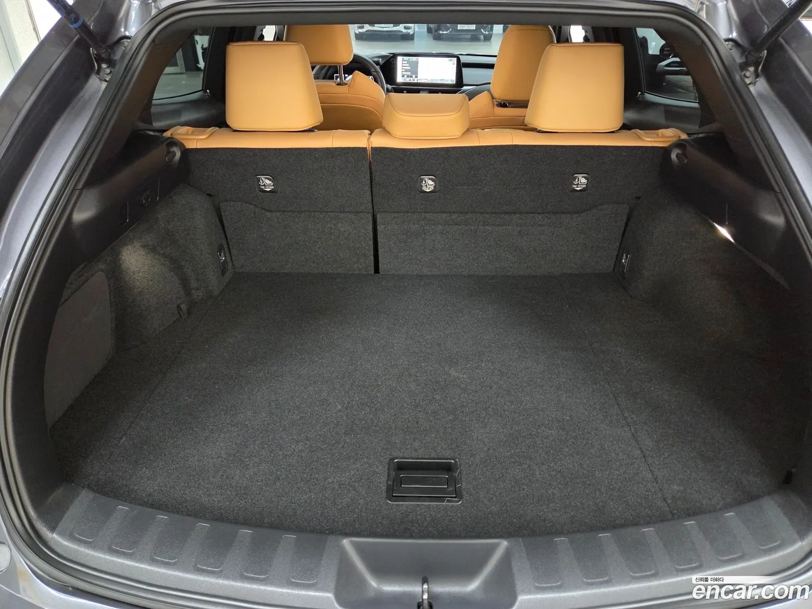 Lexus UX250h 2023 — 13