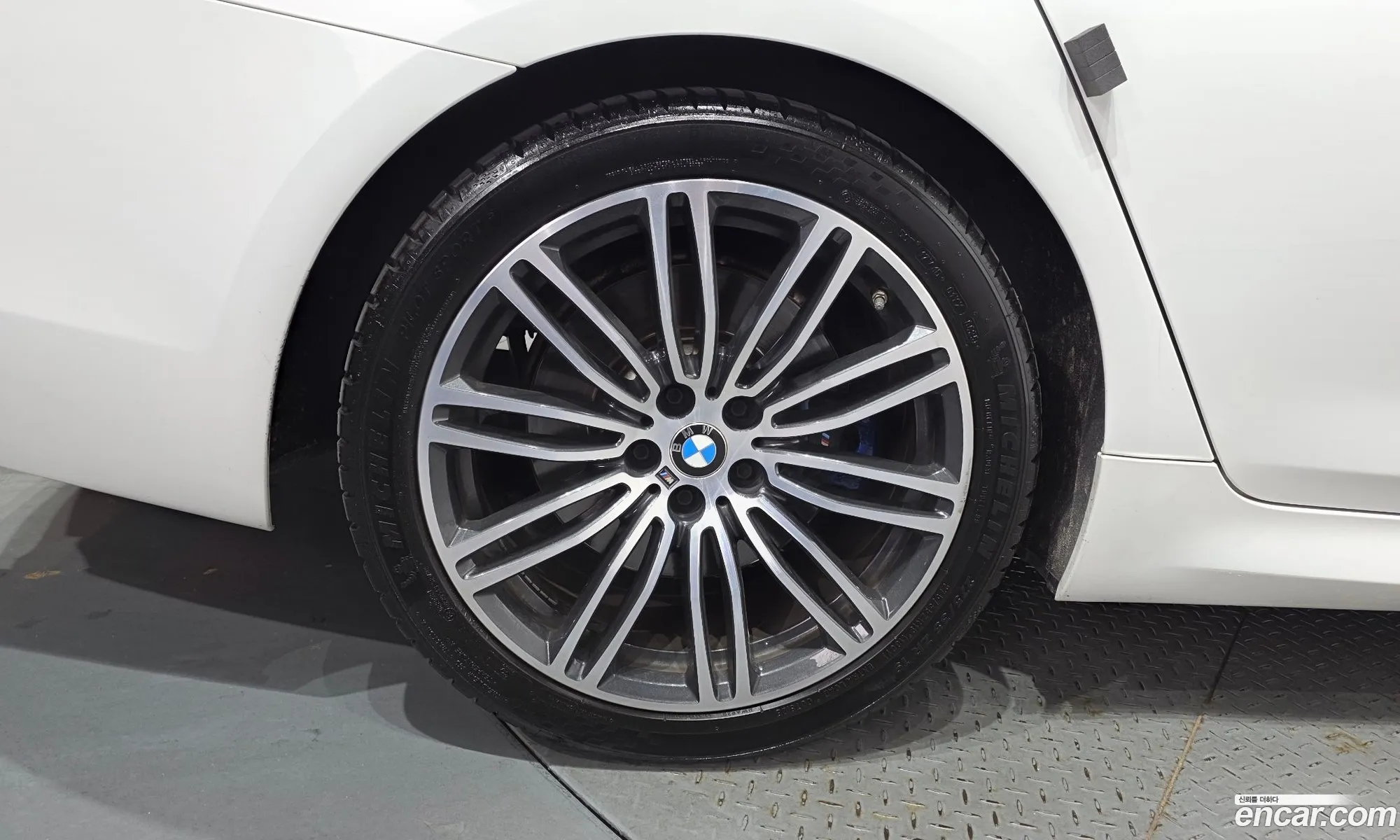 BMW 5 Series 2019 WBAJD3102KWW50681 — 2