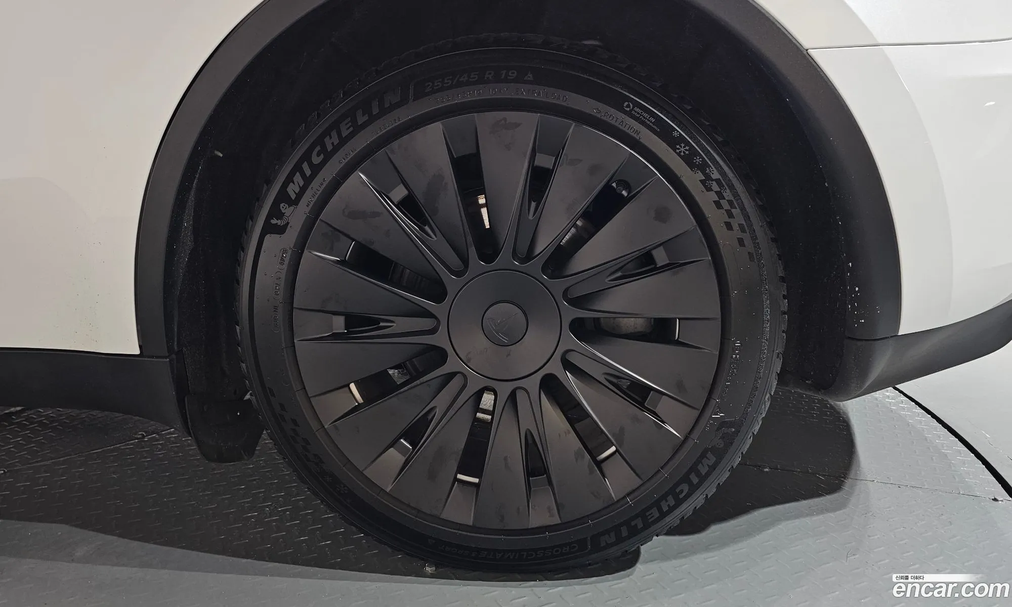 Tesla Model Y 2023 — 15
