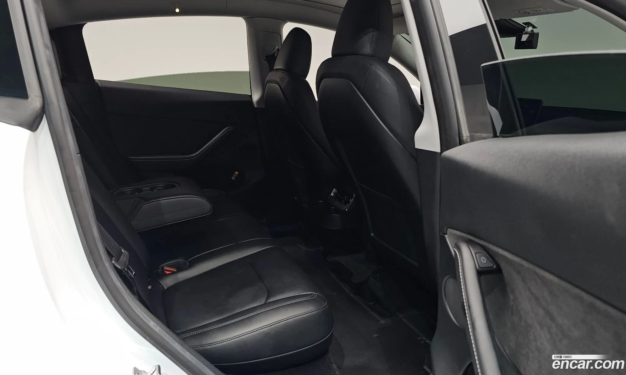 Tesla Model Y 2023 — 28