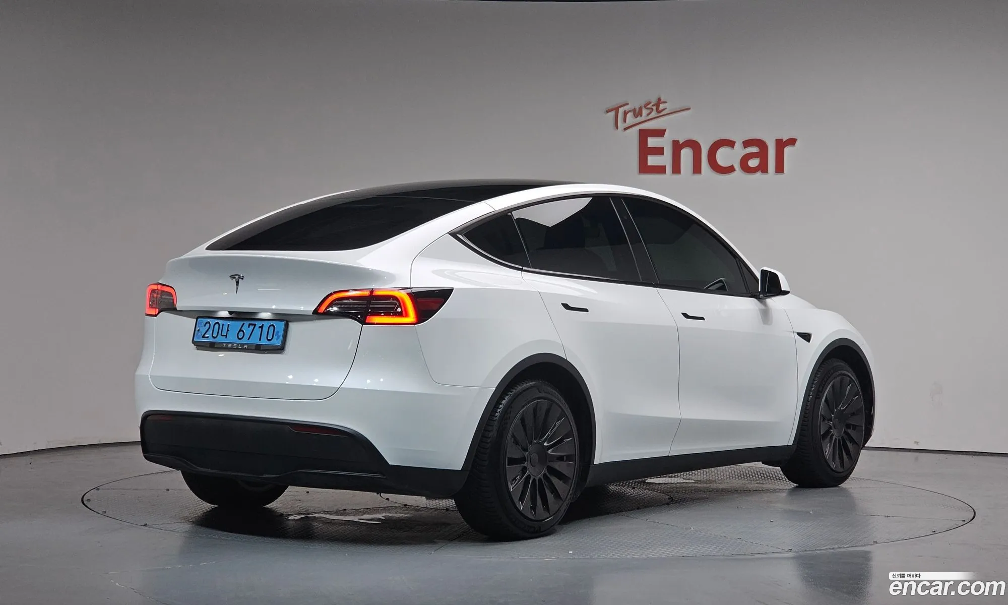 Tesla Model Y 2023 — 32