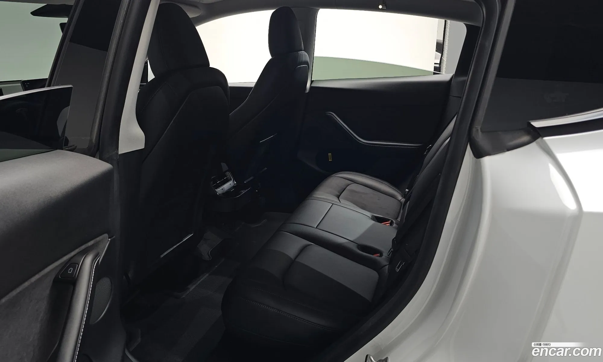 Tesla Model Y 2023 — 25