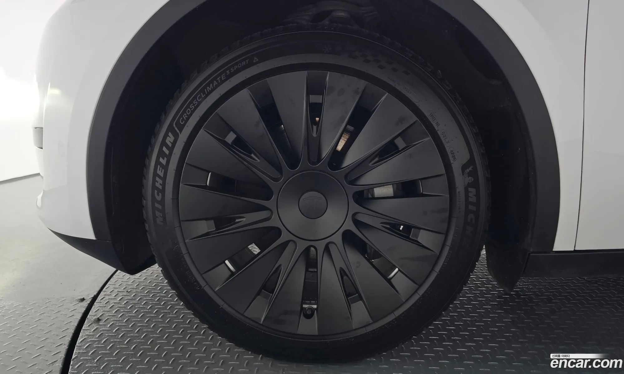 Tesla Model Y 2023 — 6
