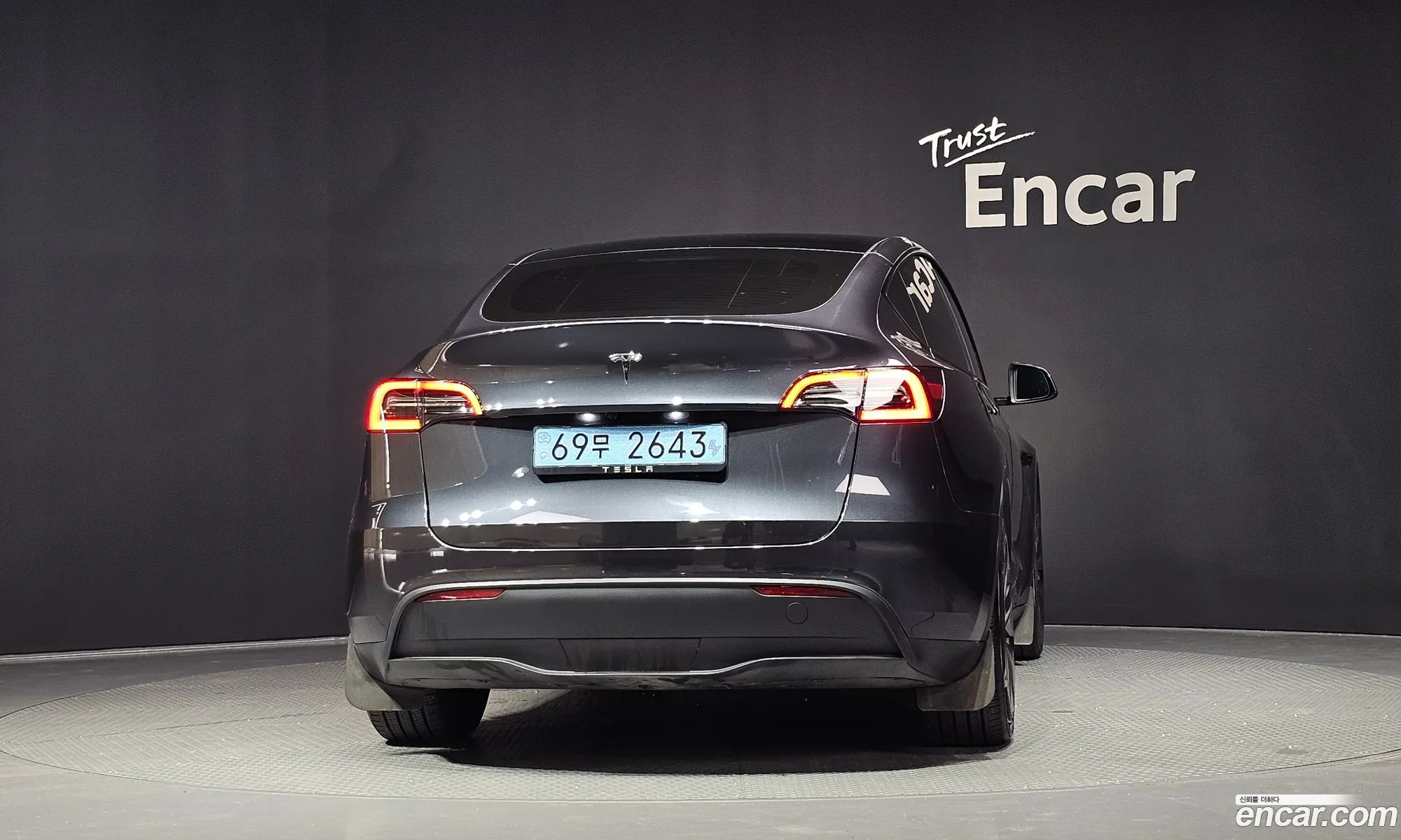 Tesla Model Y 2025 — 10