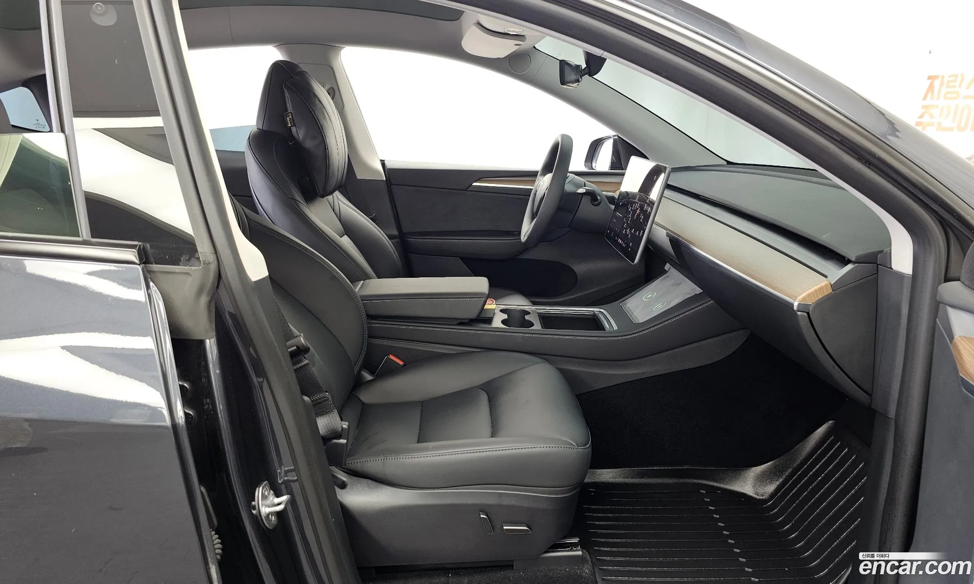Tesla Model Y 2025 — 18