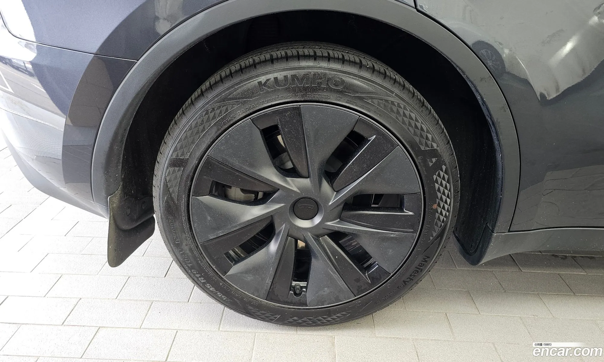 Tesla Model Y 2025 — 4