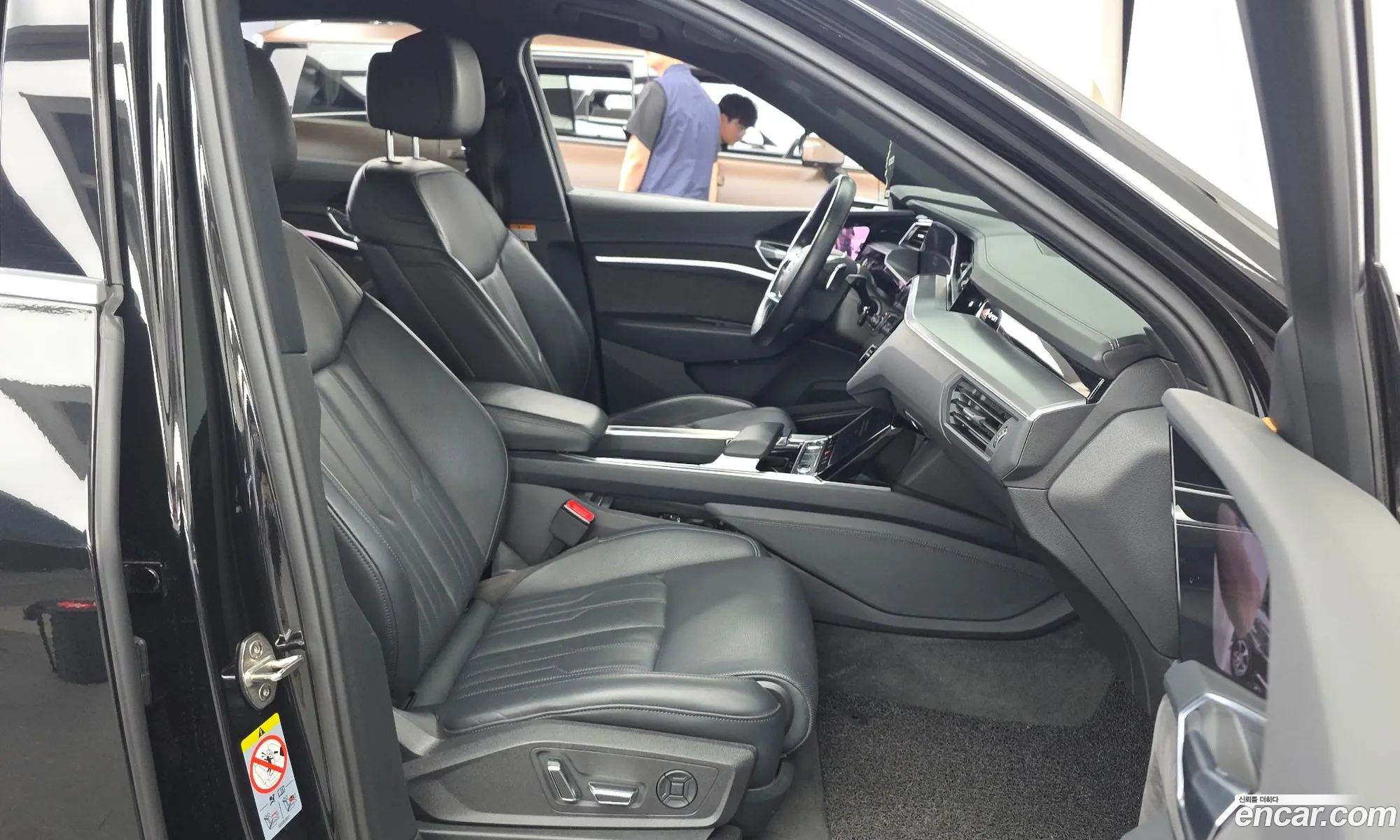 Audi e-tron 2021 WAUZZZGE7MB041753 — 4