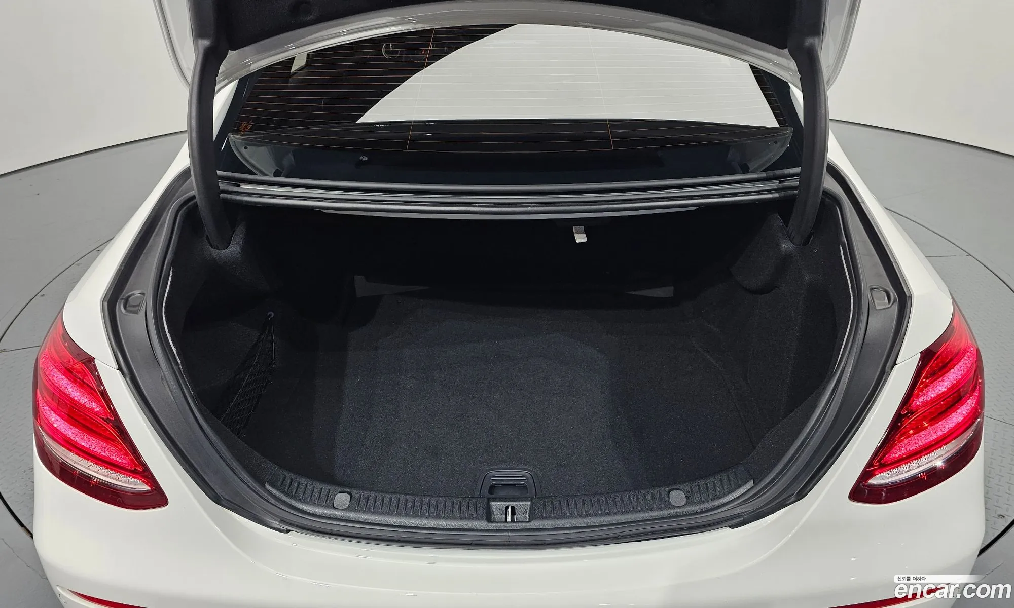 Mercedes-Benz E-Class W213 2018 WDDZF0EB3JA401107 — 32
