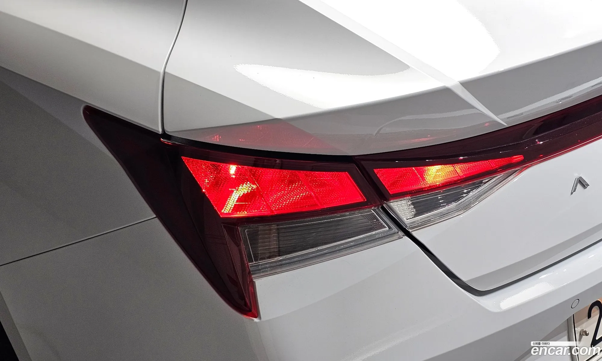 Hyundai Elantra Hybrid 2023 — 13