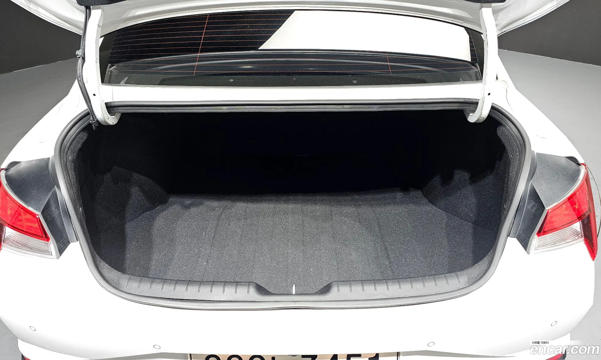 Hyundai Elantra Hybrid 2023 — 6