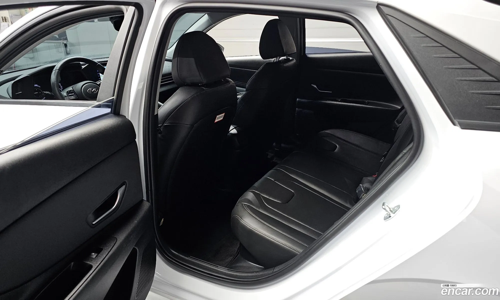 Hyundai Elantra Hybrid 2023 — 28