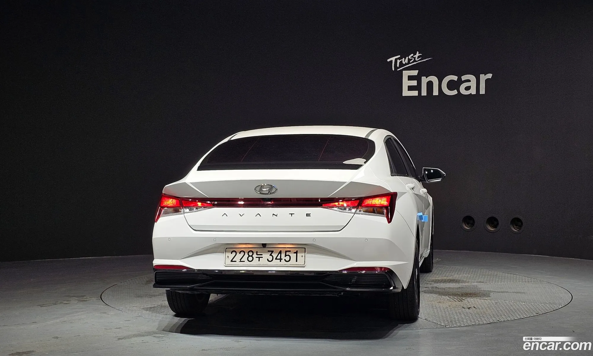 Hyundai Elantra Hybrid 2023 — 25