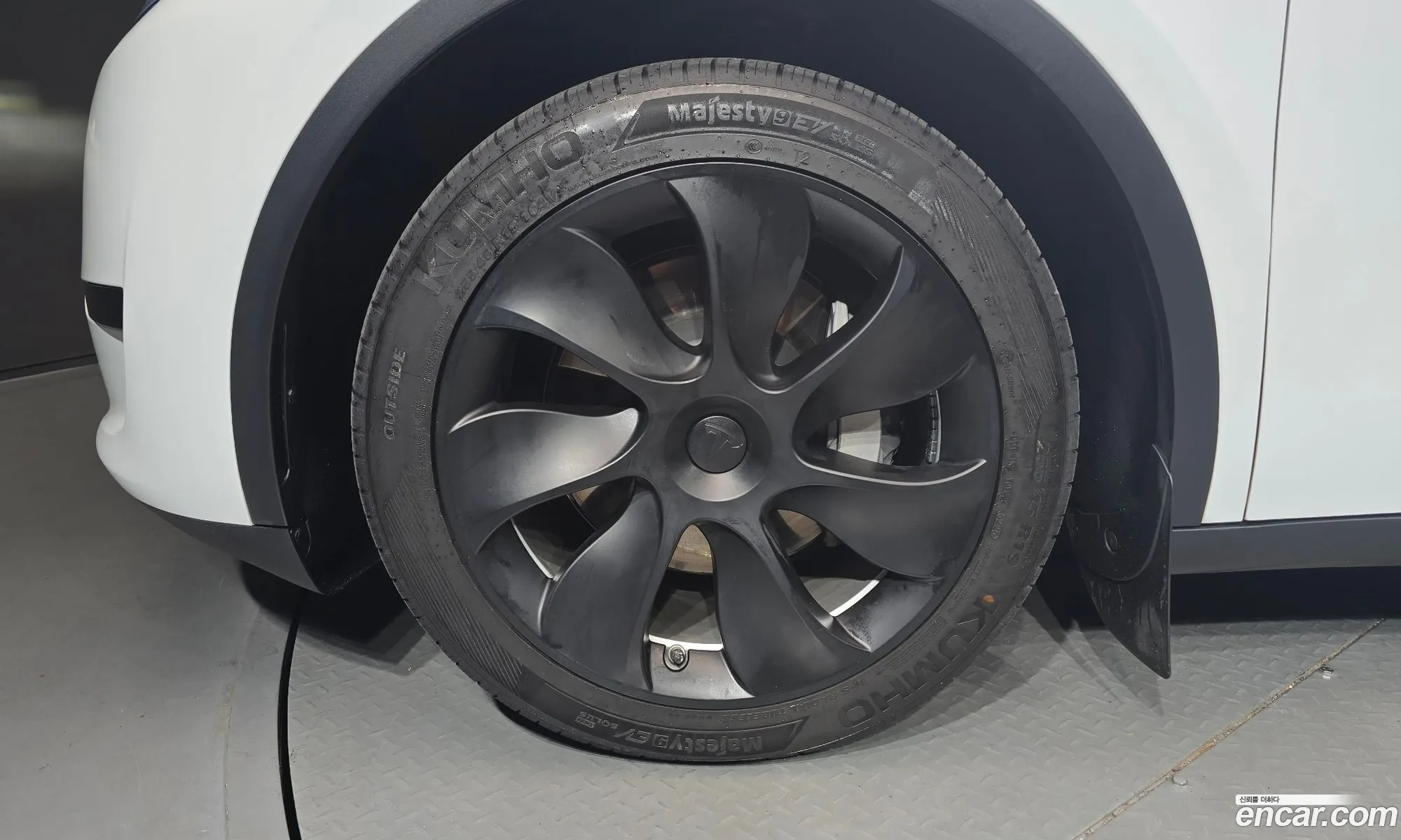 Tesla Model Y 2023 — 18