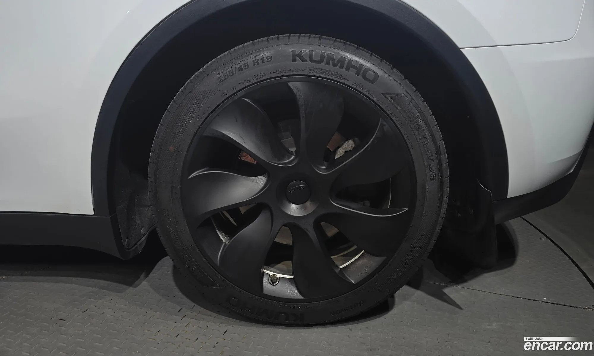 Tesla Model Y 2023 — 15